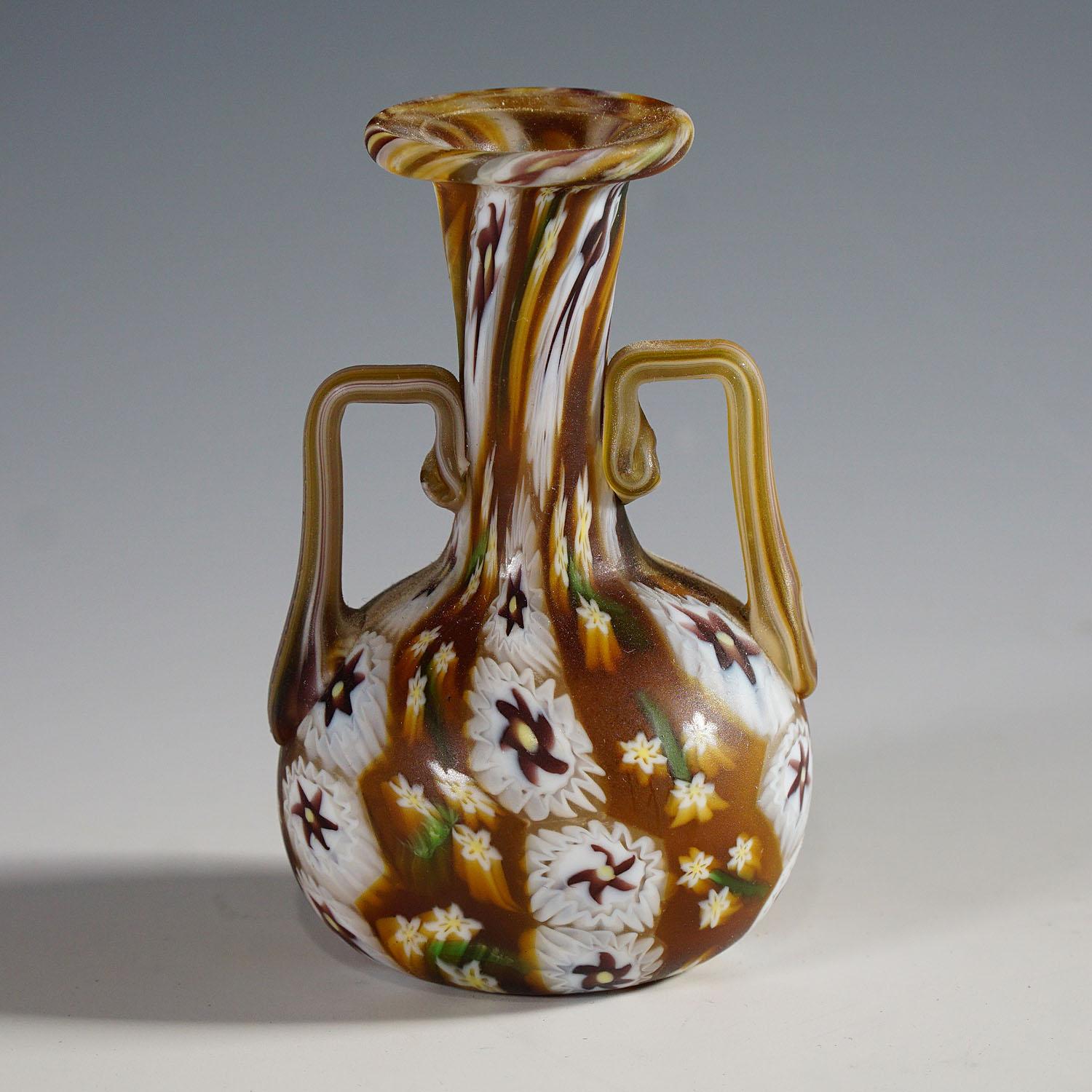 italien Vase Millefiori Murrine de Fratelli Toso Brown et White, Murano Début du 20e siècle en vente