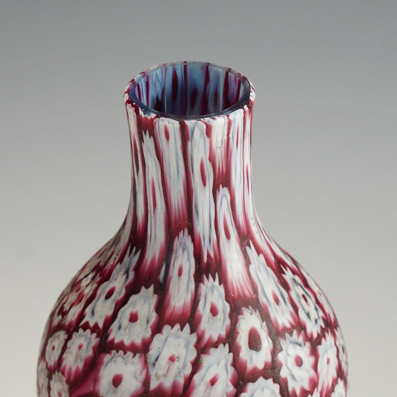 Fratelli Toso Millefiori Murrine Vase in Red and White Murano Early 20th Century In Good Condition For Sale In Berghuelen, DE