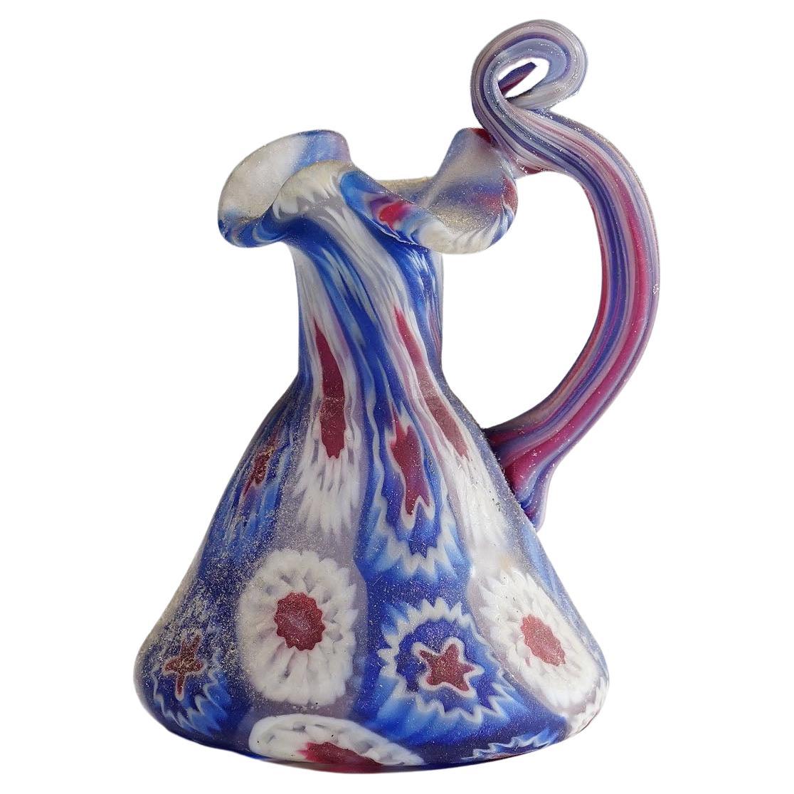 Pichet Millefiori de Fratelli Toso en bleu, rouge et blanc, Murano, 1910