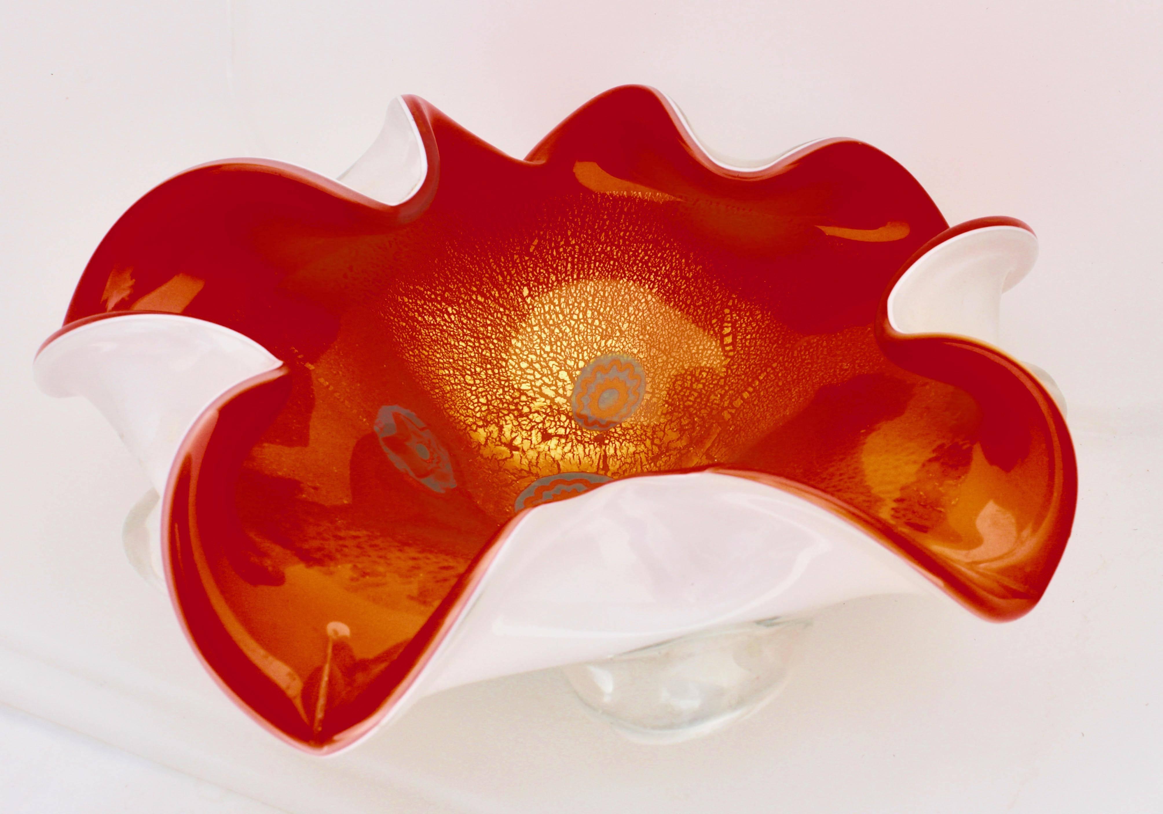 Fratelli Toso Millefiori red white opalescent gold flecks art glass bowl
with gold flecks and Millefiori art glass.

Looks simply stunning.
The piece is in excellent condition and a real beauty!

Measures: Diameter 9.8 inch
Height 4.3