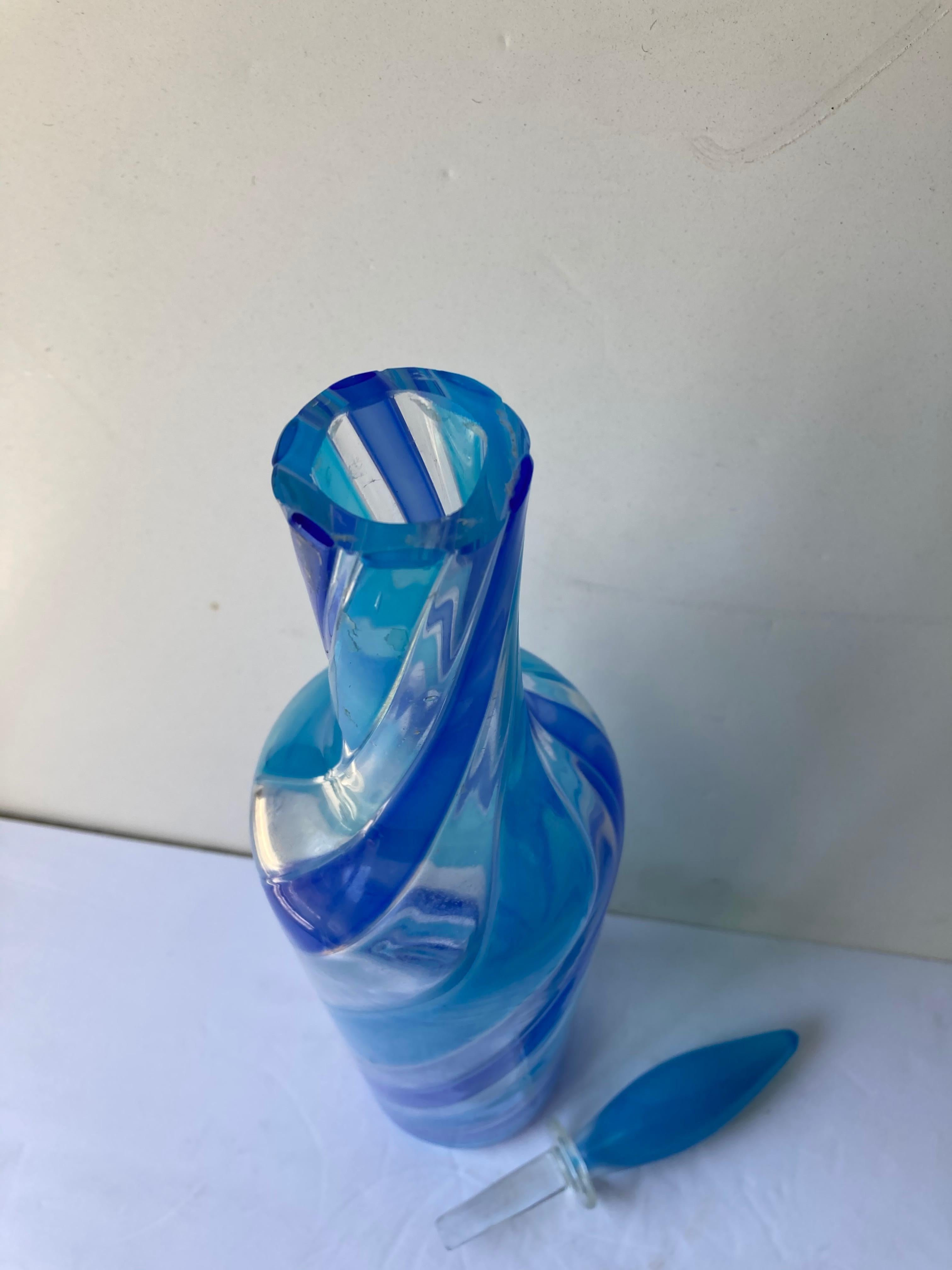 Dies ist eine außergewöhnliche Flasche, sehr hoch von den bekannten Herstellern Fratelli Toso, mundgeblasen in Murano Glas. Hat teilweise blaues Label für Toso Brothers in den 50/60er Jahren.
