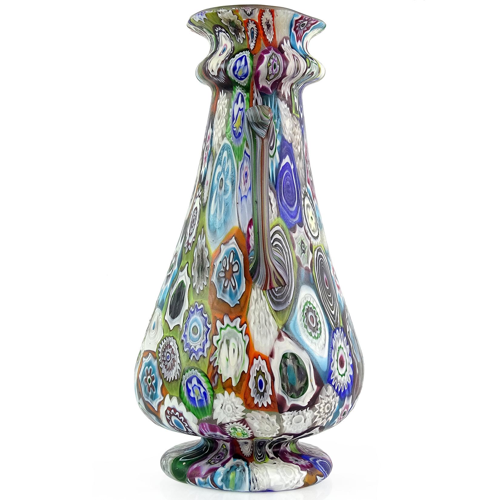Schöne und große, antike Murano mundgeblasen Millefiori Murrina Blume Mosaik italienische Kunst Glas dekorative Blumenvase. Dokumentiert für die Firma Fratelli Toso, ca. 1900-1920. Die Vase hat einen ausgestellten Rand, mit 2 verzierten Henkeln an