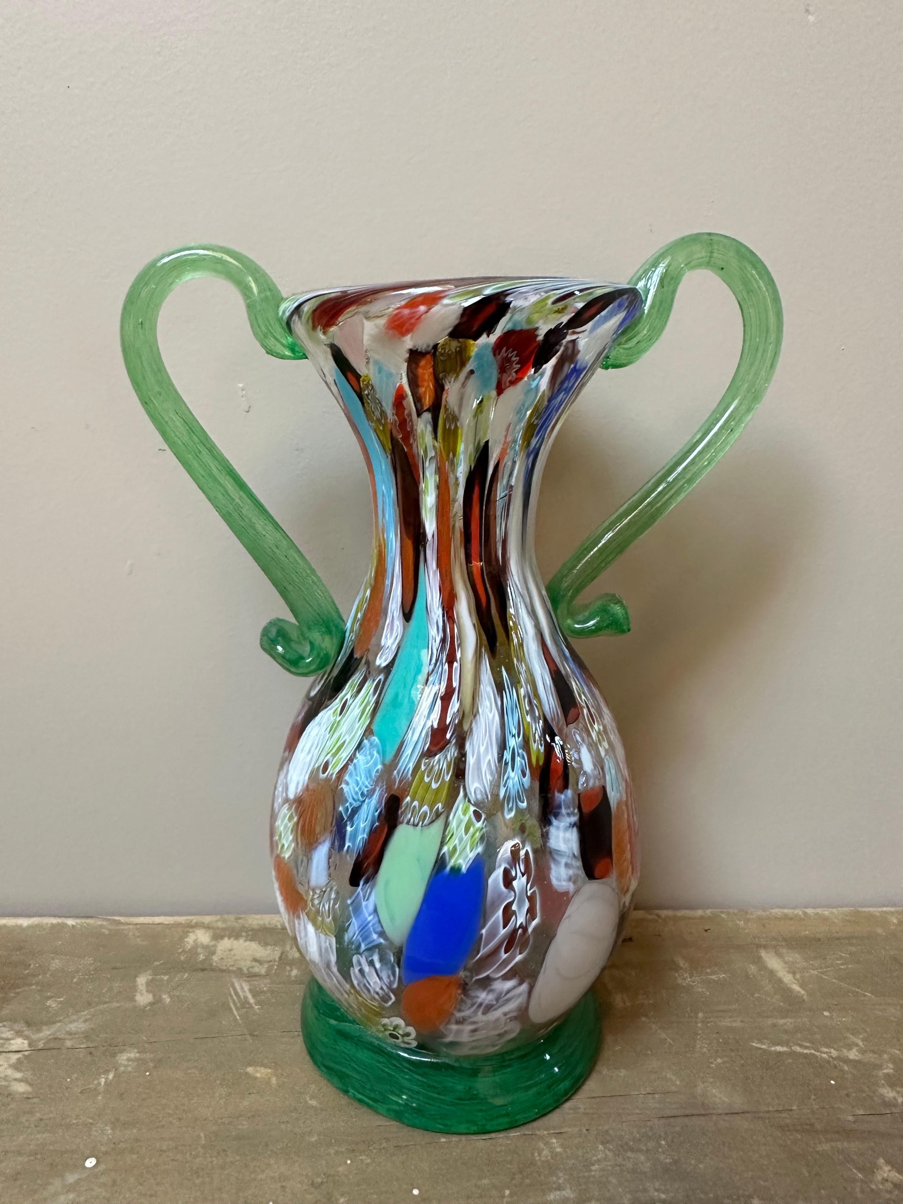 Fratelli Toso Jarrón ánfora de cristal de Murano con dos asas verdes Década de 1940 en venta 5