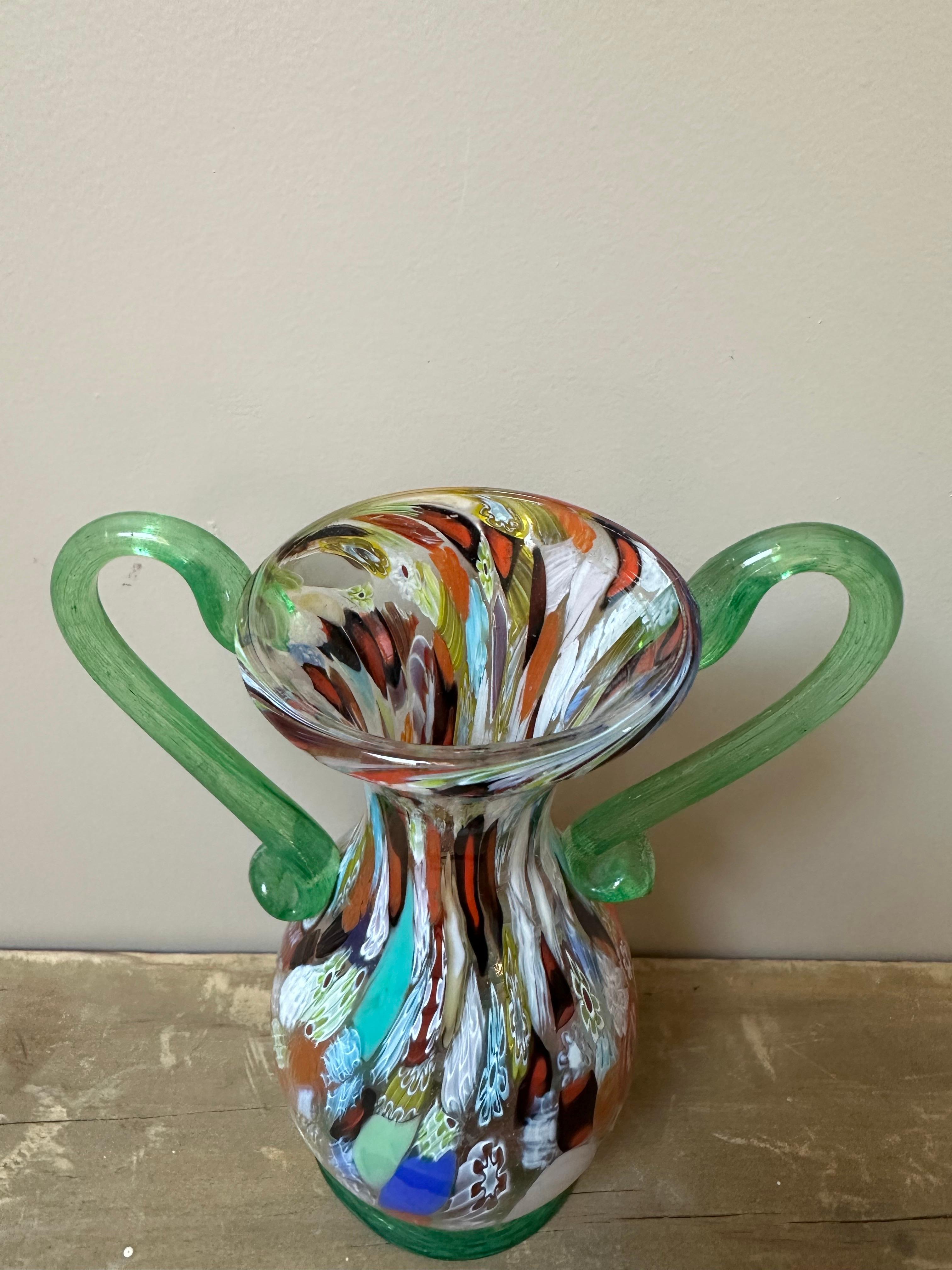 Fratelli Toso Jarrón ánfora de cristal de Murano con dos asas verdes Década de 1940 Italiano en venta