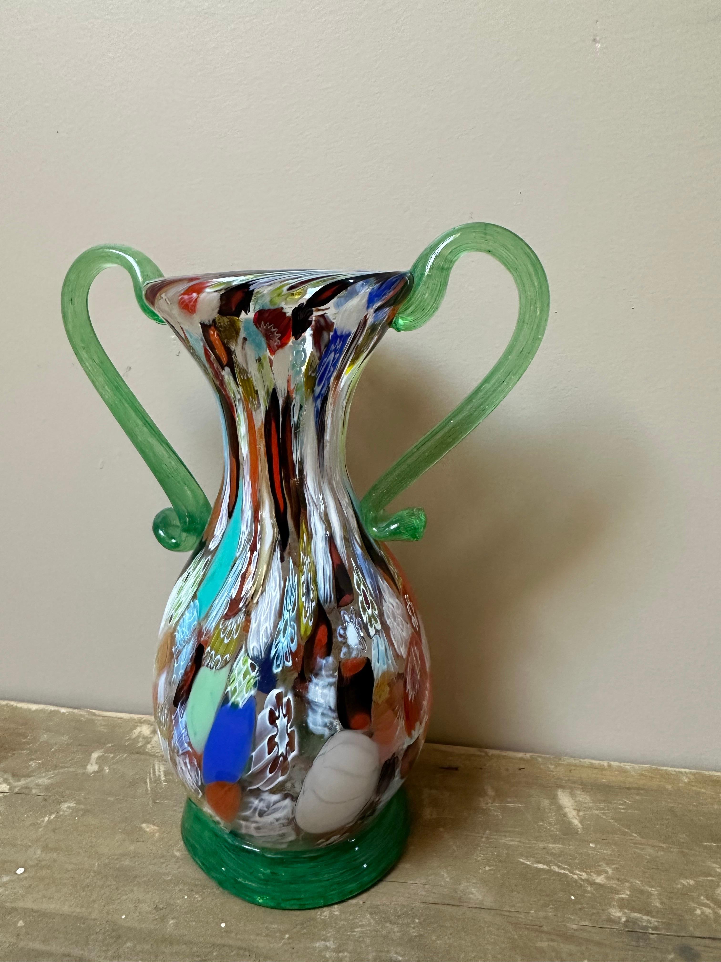 Fratelli Toso Jarrón ánfora de cristal de Murano con dos asas verdes Década de 1940 siglo XX en venta