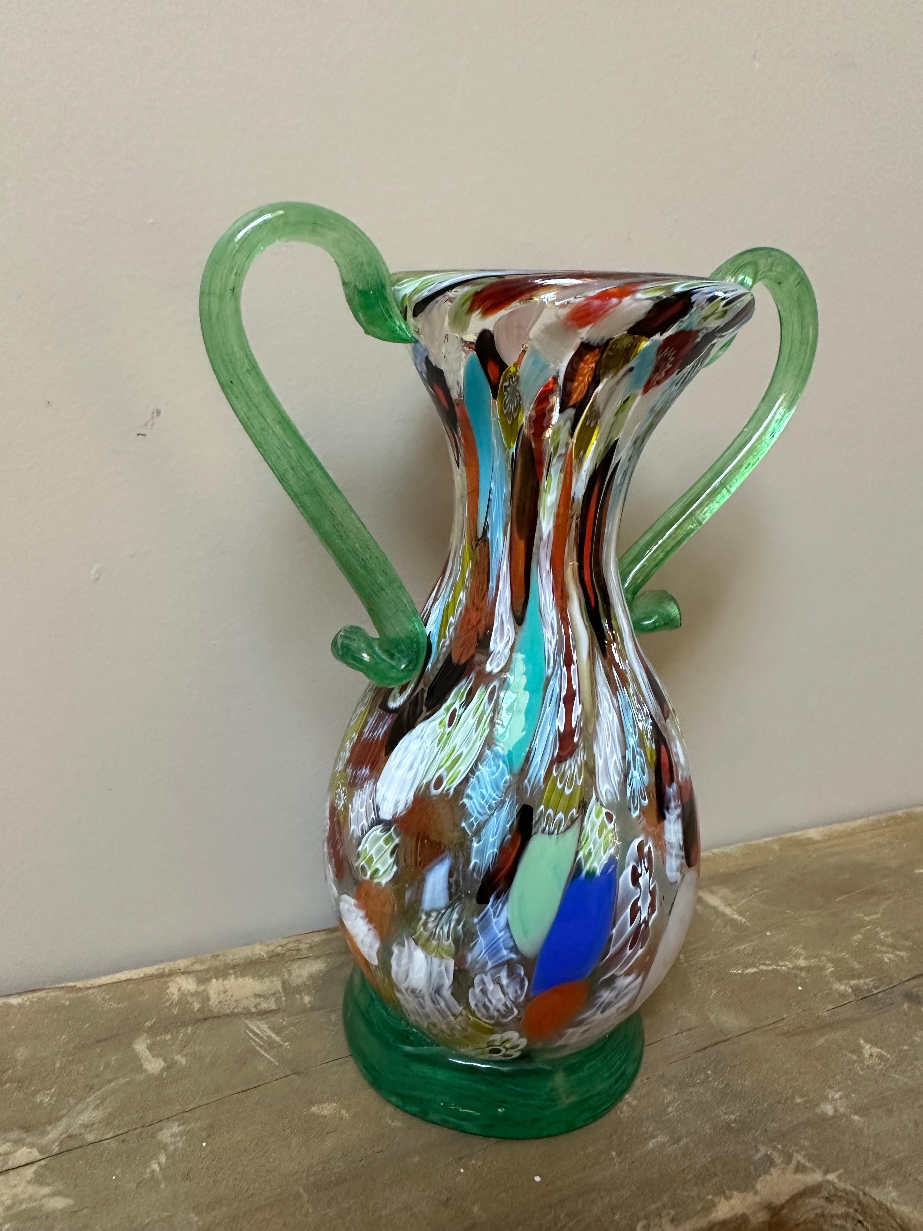 Fratelli Toso Jarrón ánfora de cristal de Murano con dos asas verdes Década de 1940 Vidrio artístico en venta