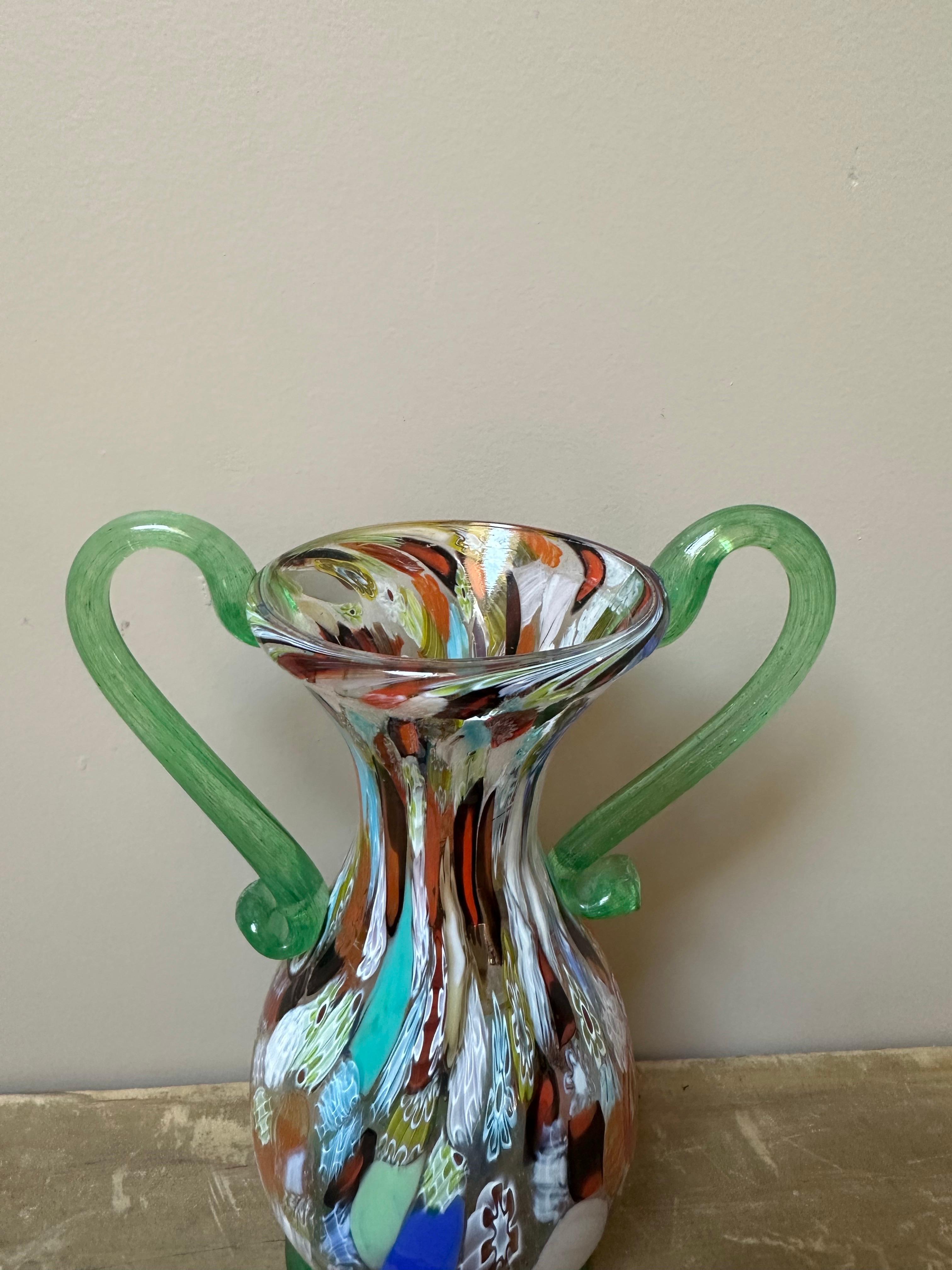 Fratelli Toso Jarrón ánfora de cristal de Murano con dos asas verdes Década de 1940 en venta 1