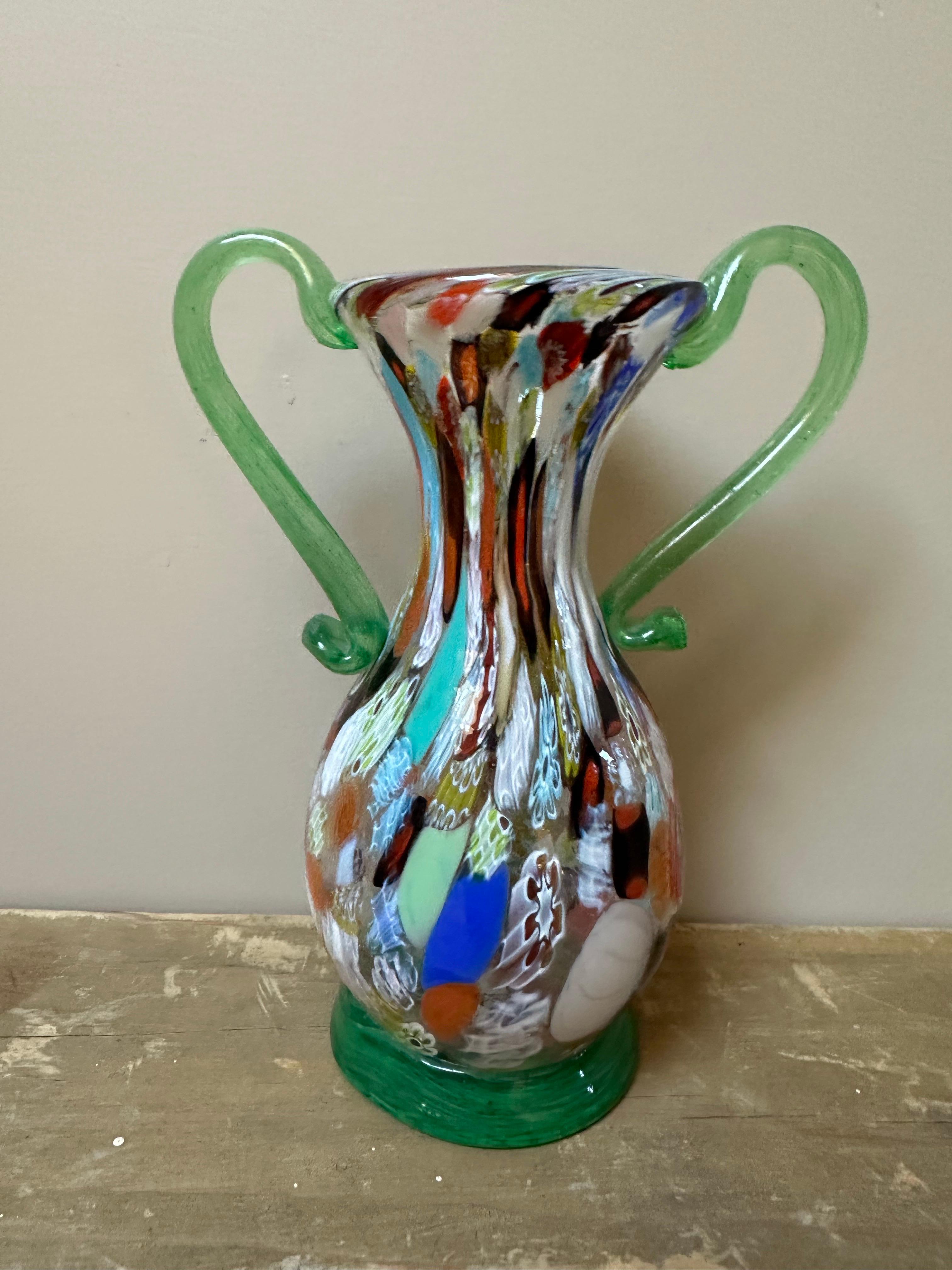 Fratelli Toso Jarrón ánfora de cristal de Murano con dos asas verdes Década de 1940 en venta 3