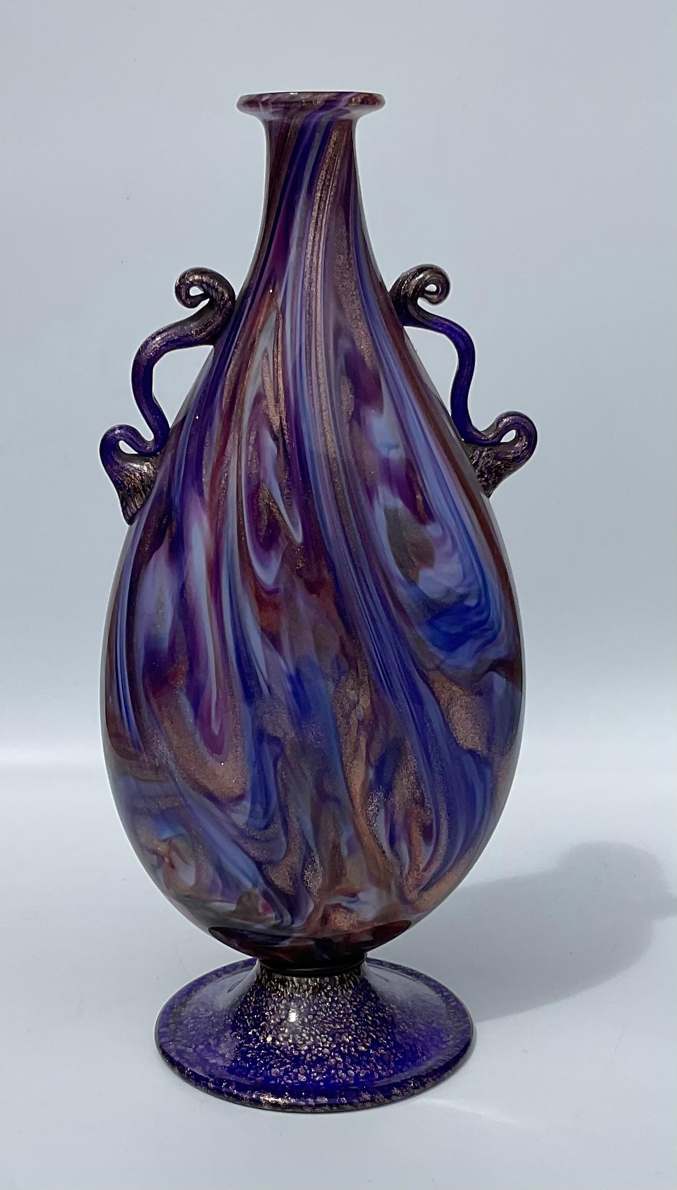Vase en verre d'art de Murano de Fratelli Toso, bleu avec des poignées appliquées et de l'aventurine Circa 1920. Un design très unique. Le vase est de qualité muséale. 
