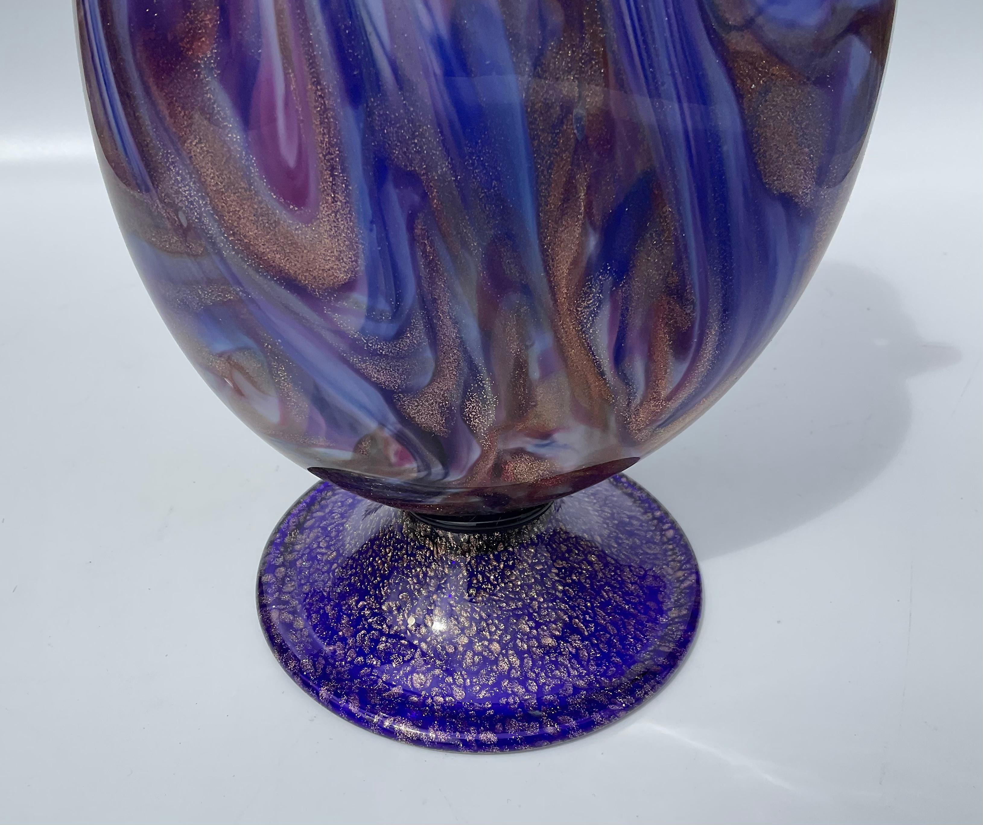 Art déco Vase en verre d'art de Murano Fratelli Toso en bleu avec poignées appliquées et aventurine  en vente
