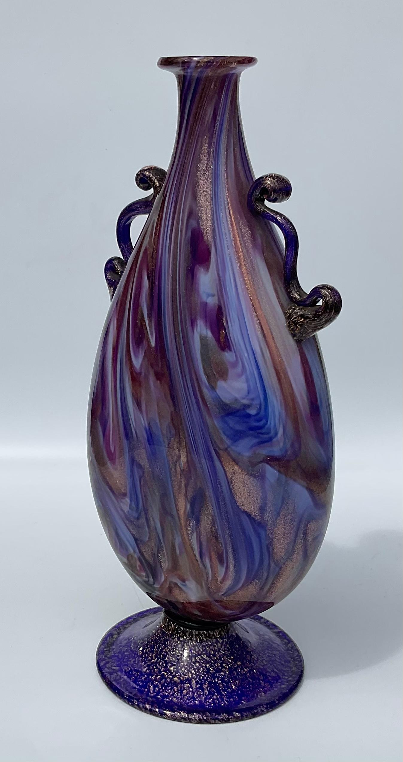 italien Vase en verre d'art de Murano Fratelli Toso en bleu avec poignées appliquées et aventurine  en vente