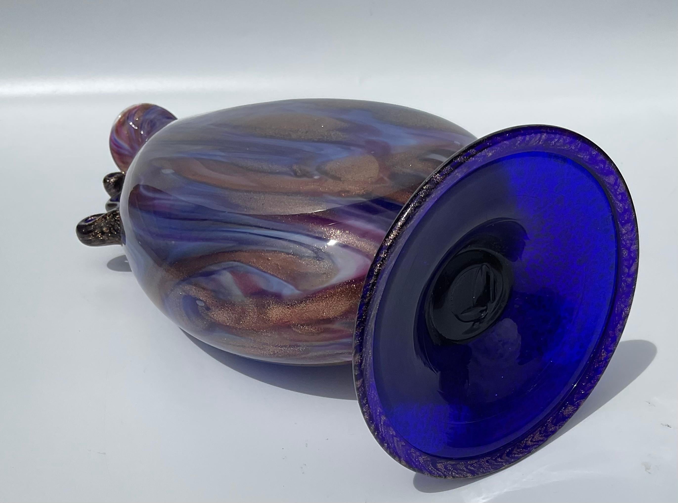 Début du 20ème siècle Vase en verre d'art de Murano Fratelli Toso en bleu avec poignées appliquées et aventurine  en vente