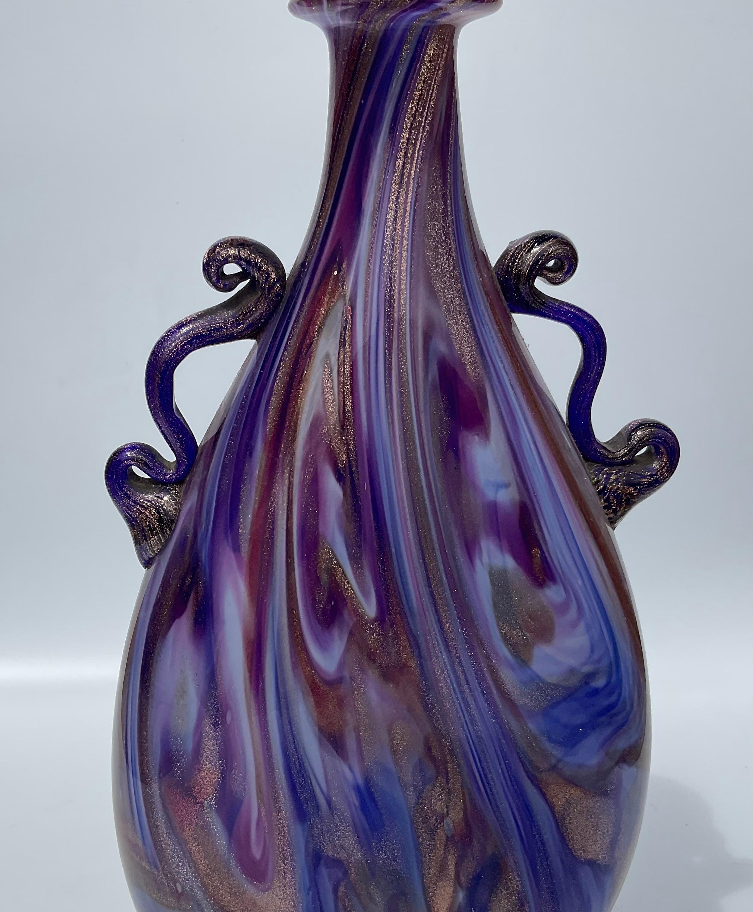 Verre d'art Vase en verre d'art de Murano Fratelli Toso en bleu avec poignées appliquées et aventurine  en vente