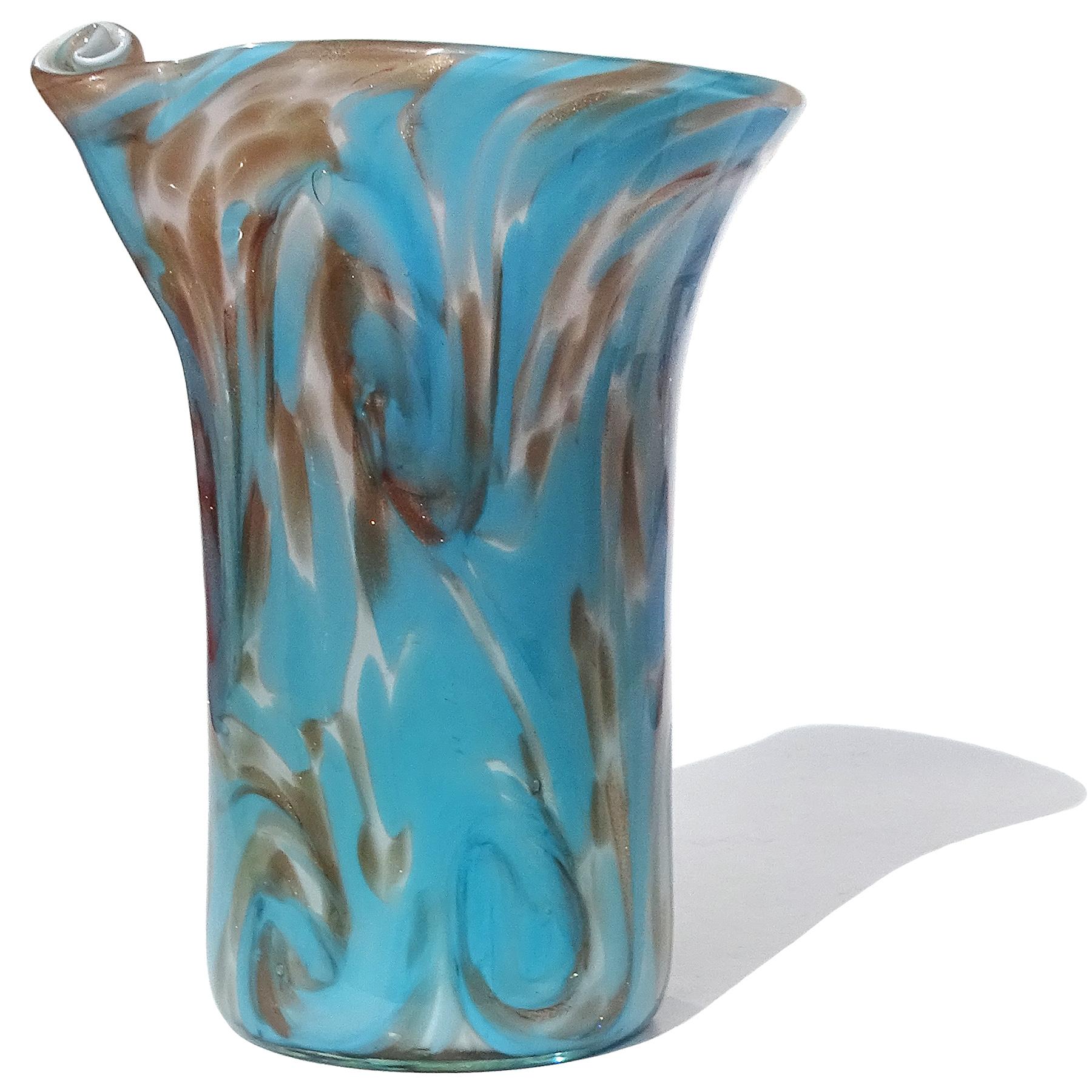 Vintage Murano soufflé à la main, bleu ciel et mouchetures d'aventurine cuivrées sur vase de fleurs en verre d'art italien blanc. Le vase est documenté à la société Fratelli Toso, dans le design 