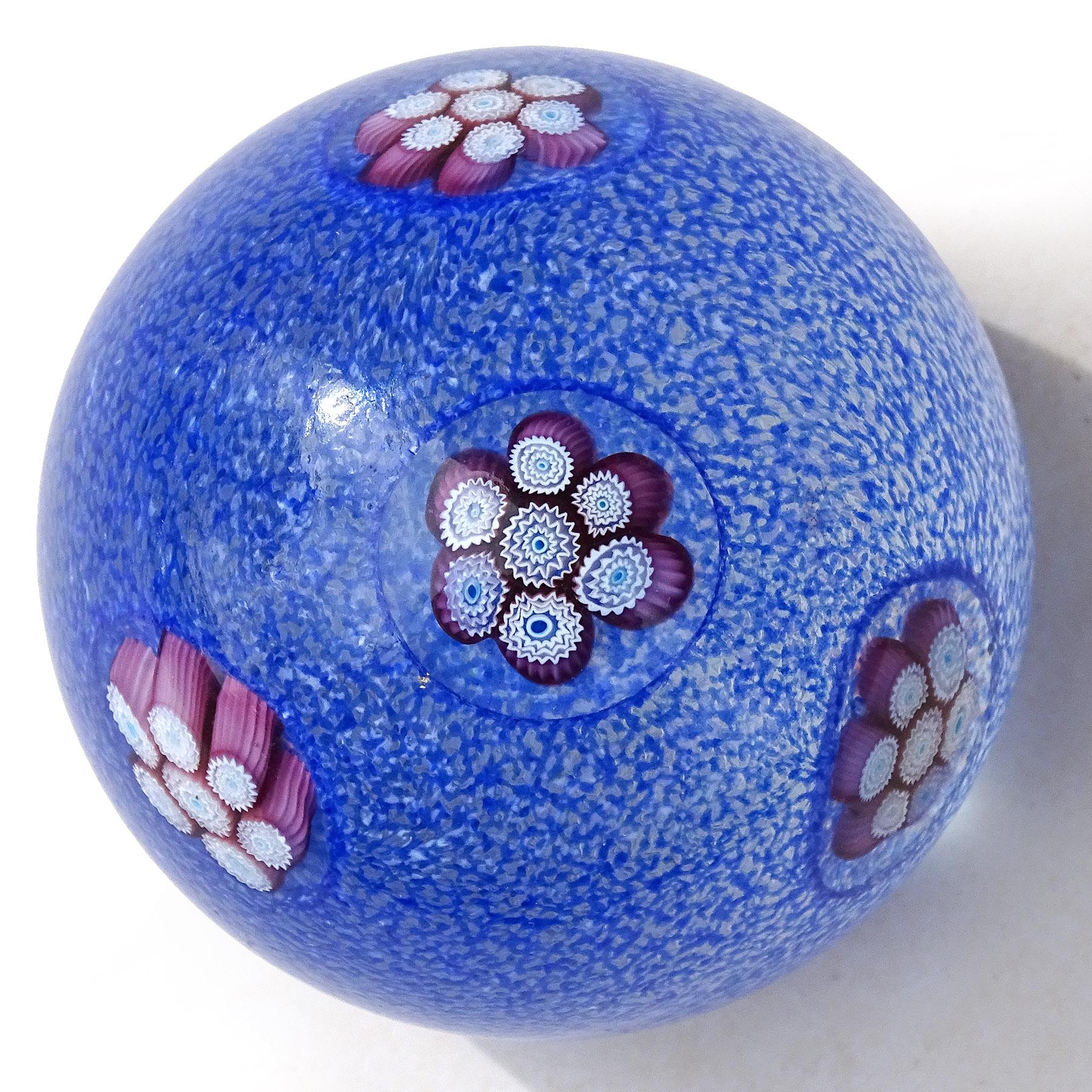 Bellissimo fermacarte vintage in vetro artistico di Murano soffiato a mano, blu reale e bianco, con fiori millefiori viola e bianchi. Documentato dall'azienda Fratelli Toso, conserva ancora l'etichetta originale 