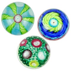 Fratelli Toso Murano Colorful Millefiori Ribbon Italian Art Glass Paperweights (Presse-papiers en verre d'art italien)