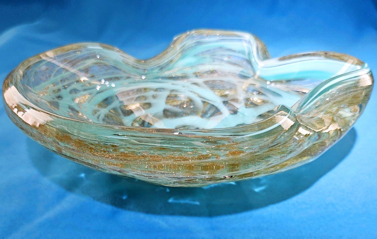 Fratelli Toso Cuenco de cristal de Murano, A Bugne con Aventurina y Remolino REBAJA POR CIERRE
*****NOTIFICACIÓN: Nuestra tienda 1stDibs se tomará un descanso en breve, de ahí el precio temporalmente más bajo.*****
Este cuenco escultórico de