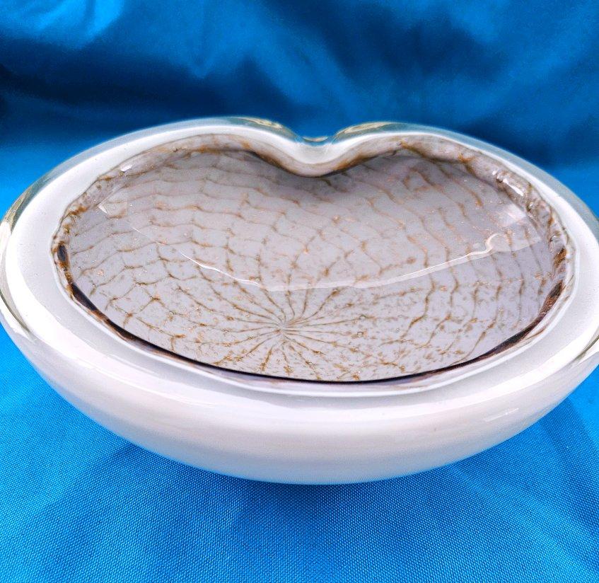VENDITA CHIUSA Fratelli Toso Ciotola in vetro di Murano, Lattimo con rame avventurina
*****NOTAZIONE: IL NOSTRO NEGOZIO DIBS 1 chiude alla fine di maggio*****Questo è un bellissimo pezzo di vetro di Murano vintage con motivi di avventurina (macchie
