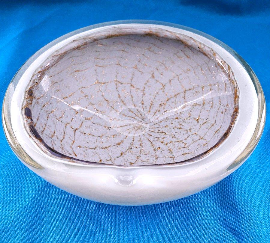 Mid-Century moderno VENDITA CHIUSA Fratelli Toso Ciotola in vetro di Murano, Lattimo con rame avventurina in vendita