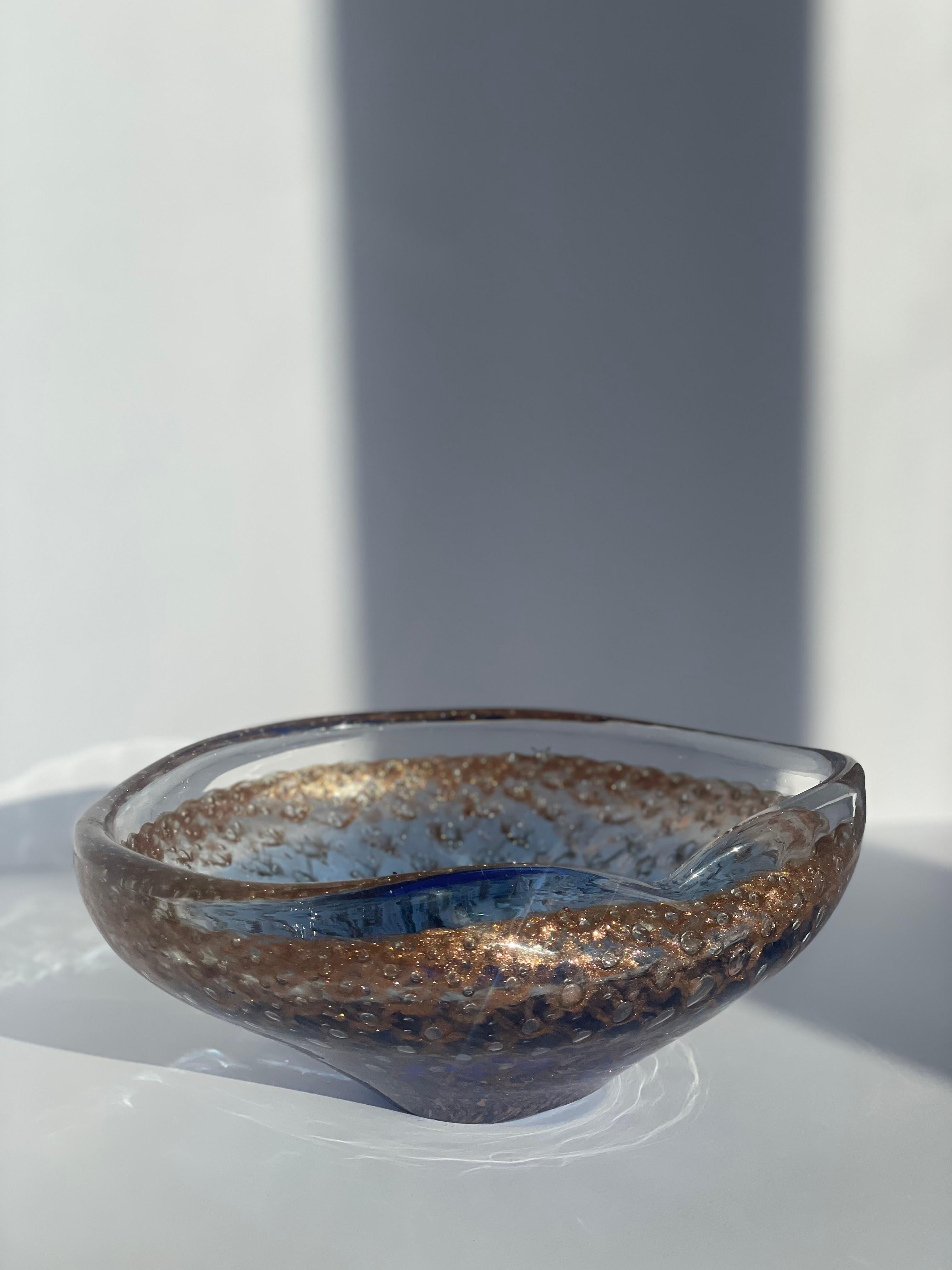 Un superbe bol décoratif en verre de Murano de Fratelli Toso, fabriqué en Italie dans les années 1950. Cette pièce présente un style Sommerso complexe, avec un dégradé de bleu à transparent et des inclusions d'aventurine cuivrée scintillante. La