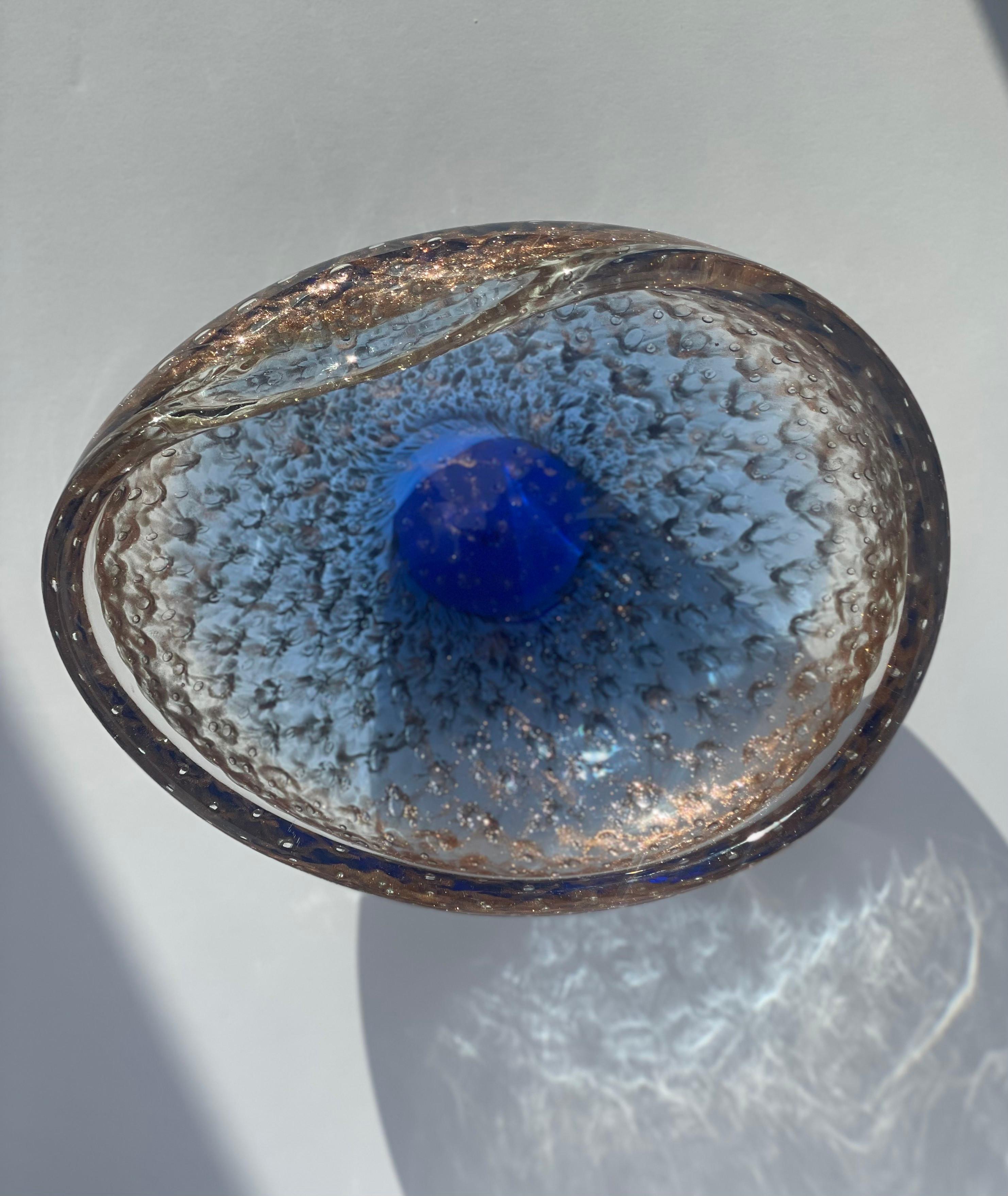 Mid-Century Modern Bol décoratif en verre Murano Glass Sommerso - Aventurine cuivrée, bleu Sommerso en vente