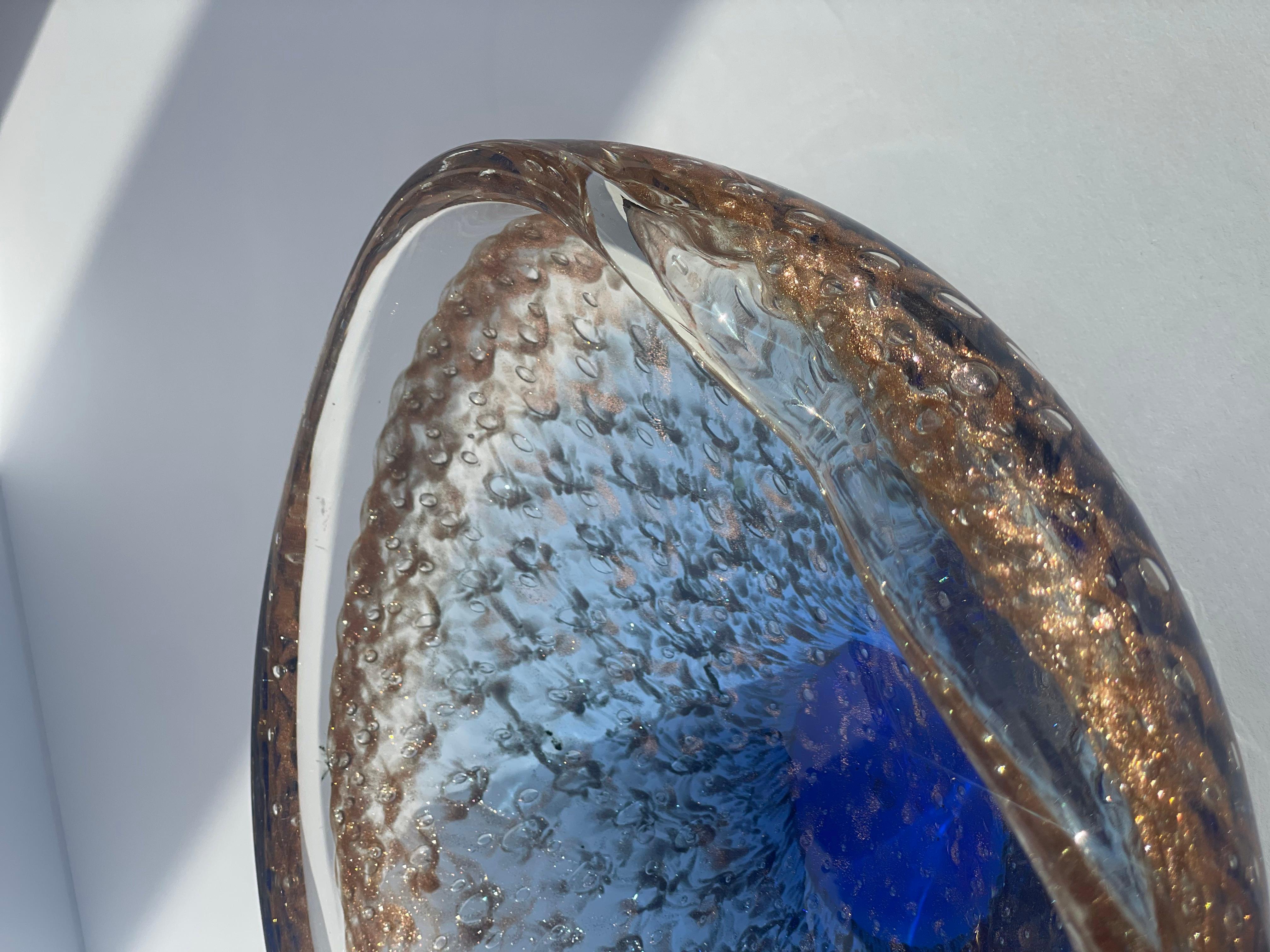 italien Bol décoratif en verre Murano Glass Sommerso - Aventurine cuivrée, bleu Sommerso en vente