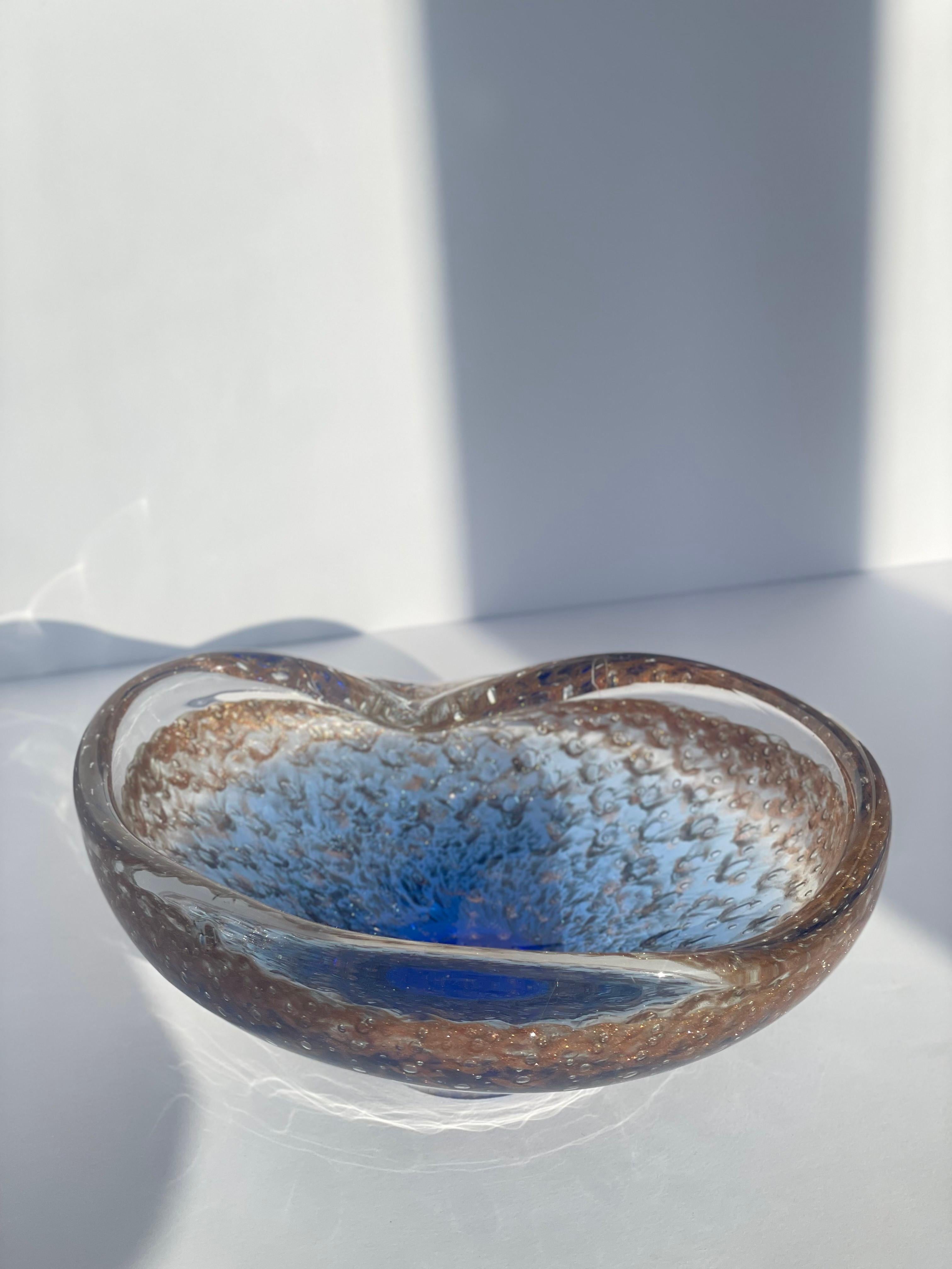 Milieu du XXe siècle Bol décoratif en verre Murano Glass Sommerso - Aventurine cuivrée, bleu Sommerso en vente