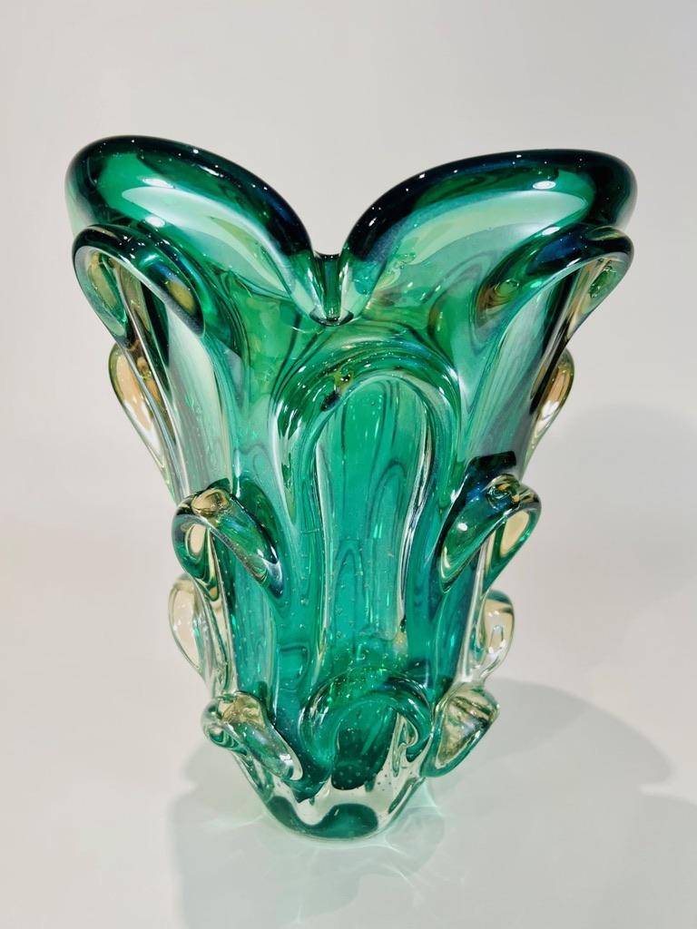 Incroyable vase en verre Fratelli Toso Murano vert irisé circa 1950. Design/One.