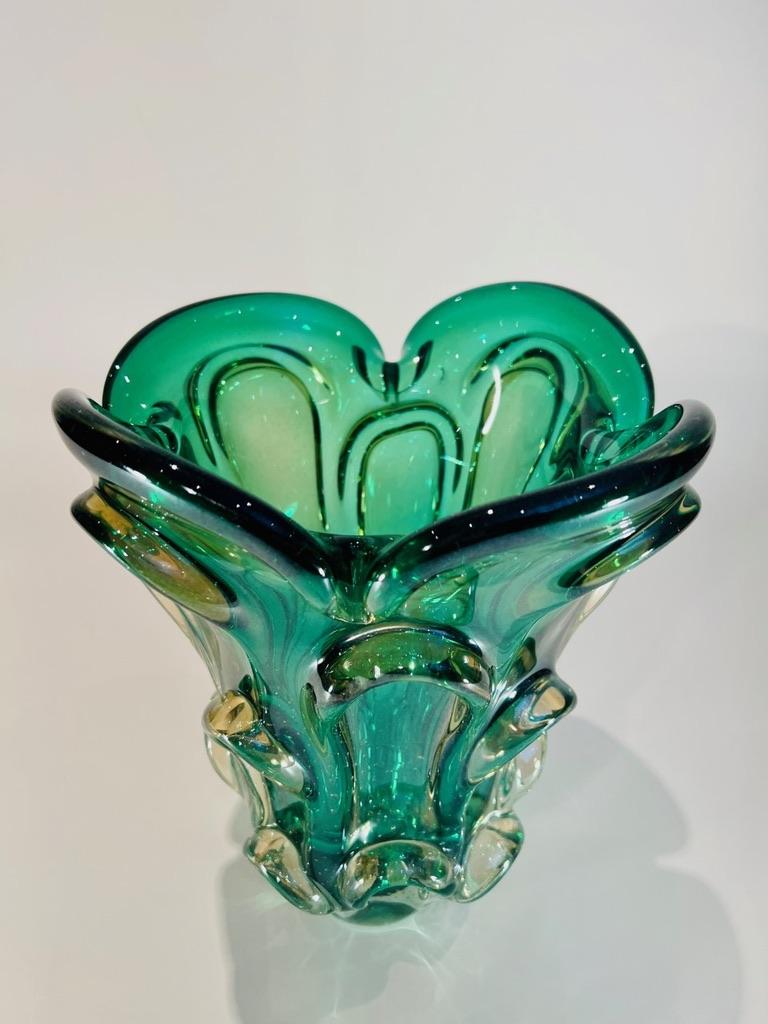 Style international Vase Fratelli Toso en verre de Murano vert irisé circa 1950. en vente
