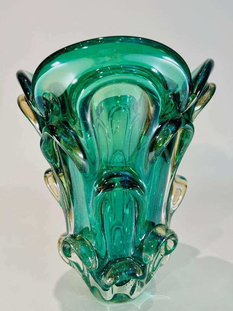 Fratelli Toso Murano glass green iridescent circa 1950 vase. In Good Condition For Sale In Rio De Janeiro, RJ