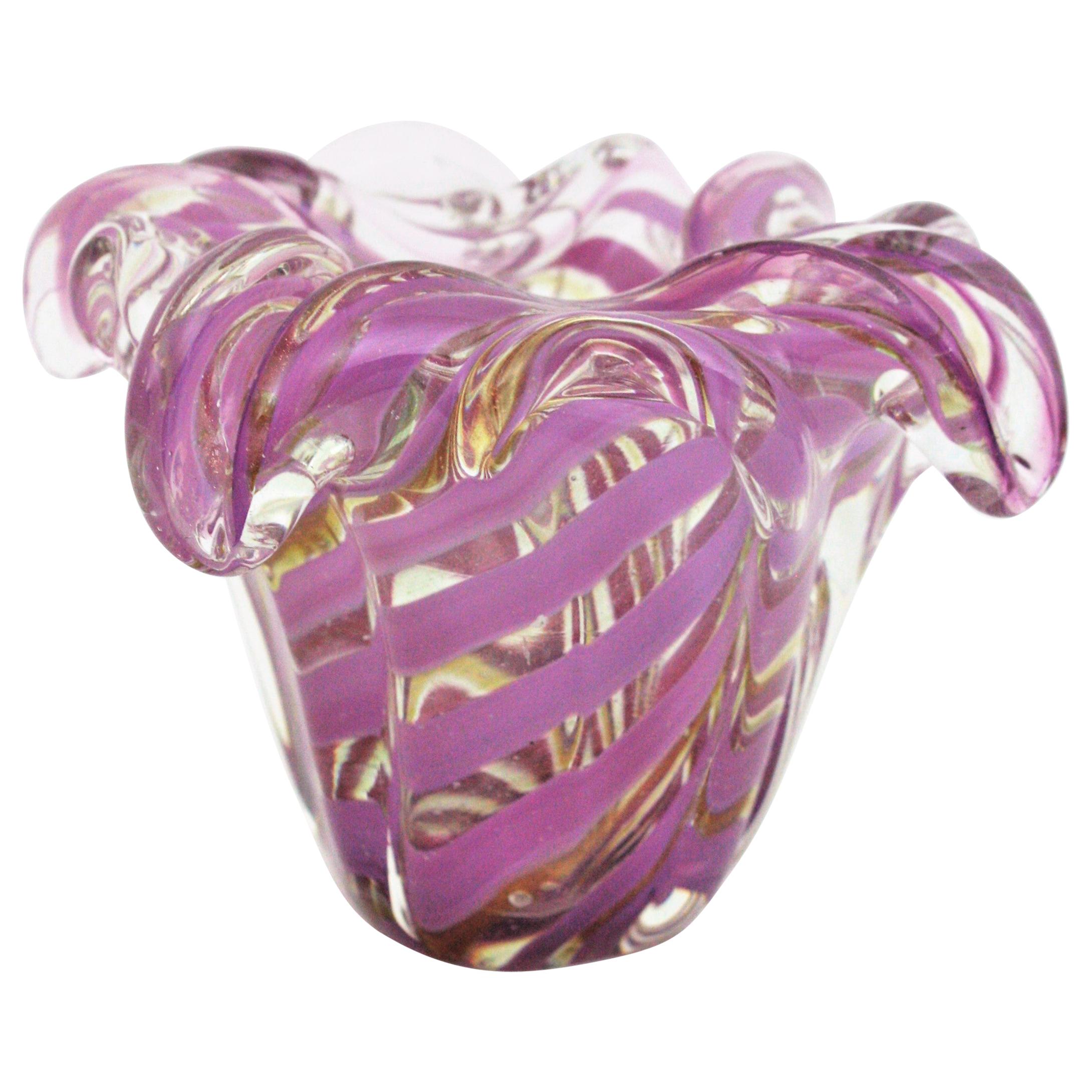 Exquiste hand blown Murano glass Sommerso swirl ribbon bowl with gold dust. Attributed to Fratelli Toso, Italy, 1950s.
This art glass bowl has a cane working twisting ribbons decoration in lilac/purple submerged into clear glass and accented by