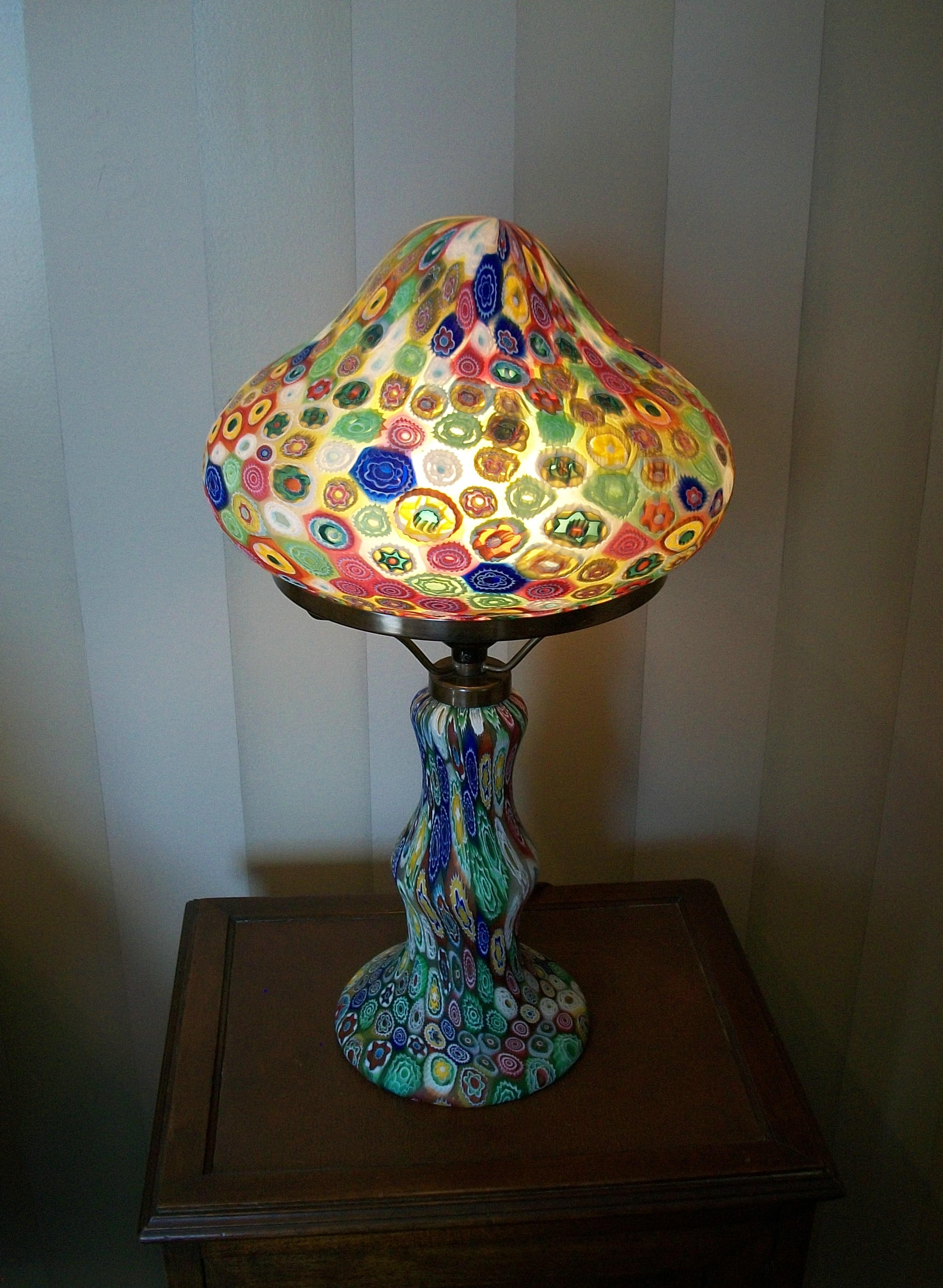 FRATELLI TOSO - Lampe de table Millefiori en verre de Murano - Italie - Milieu du XXe siècle en vente 5