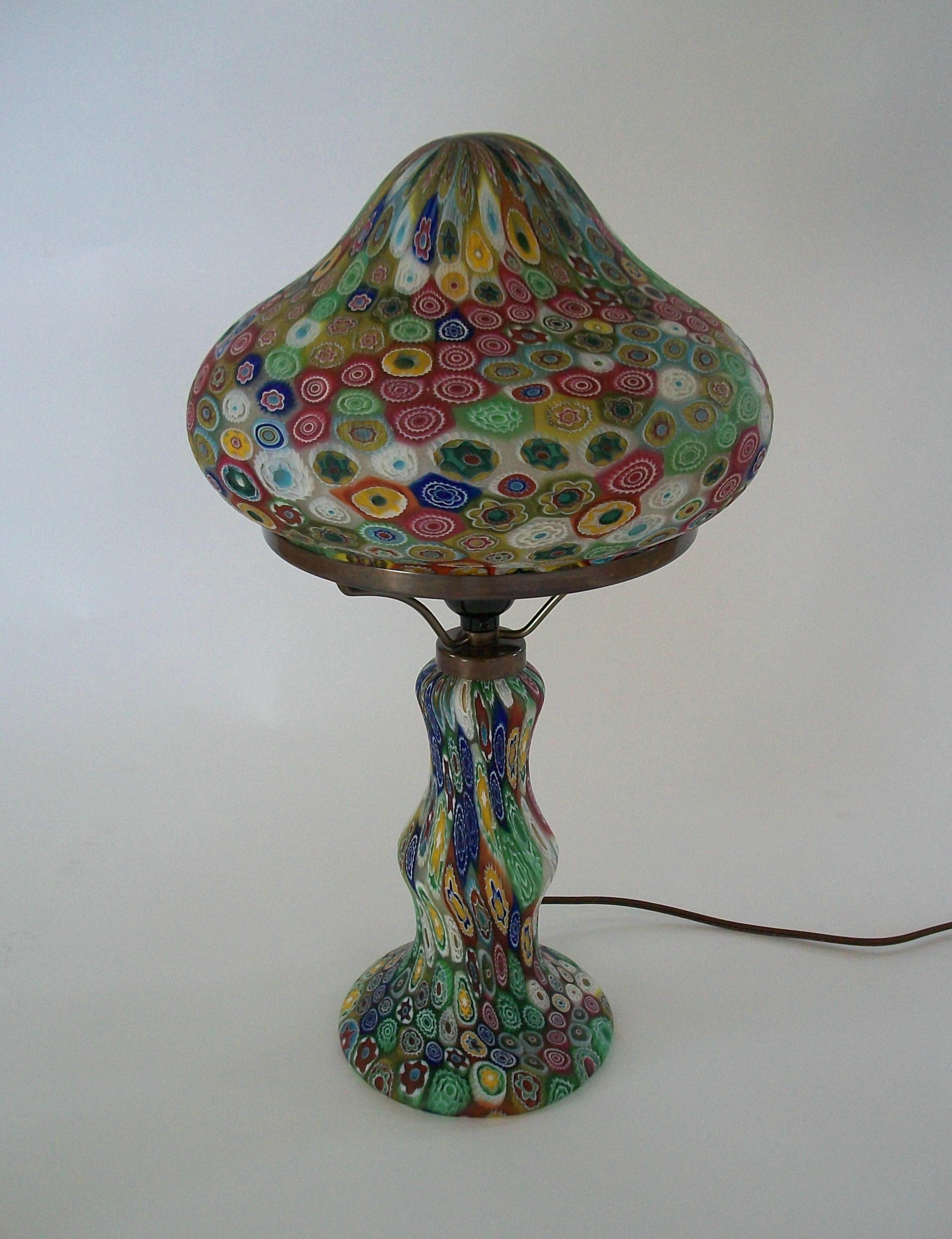 FRATELLI TOSO - Rare lampe de table vénitienne en verre d'art Murano Millefiori - présentant une combinaison de couleurs vertes, jaunes, bleues et blanches sur le verre - finition givrée / satinée à l'extérieur - l'abat-jour repose sur un cadre