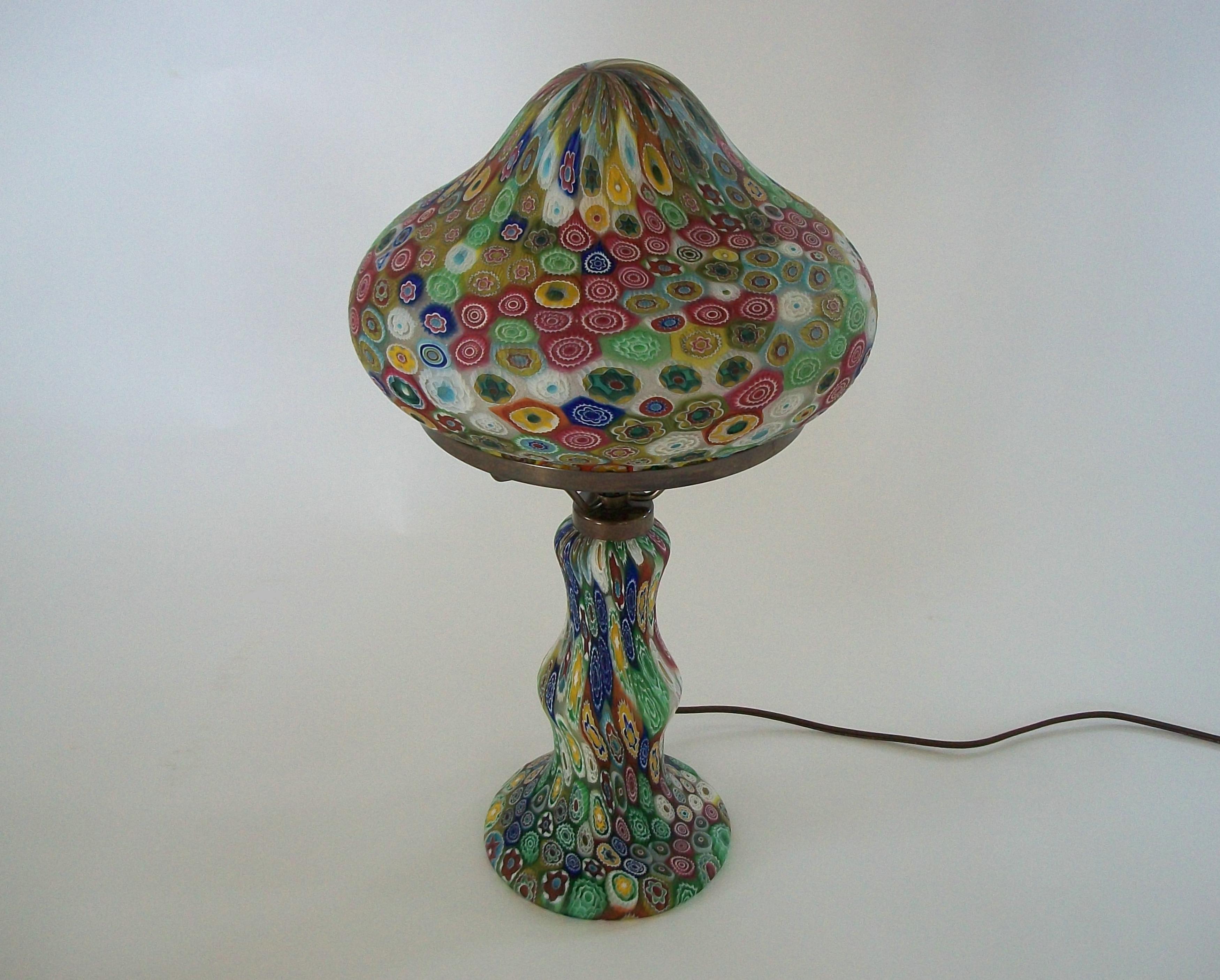 Mid-Century Modern FRATELLI TOSO - Lampe de table Millefiori en verre de Murano - Italie - Milieu du XXe siècle en vente