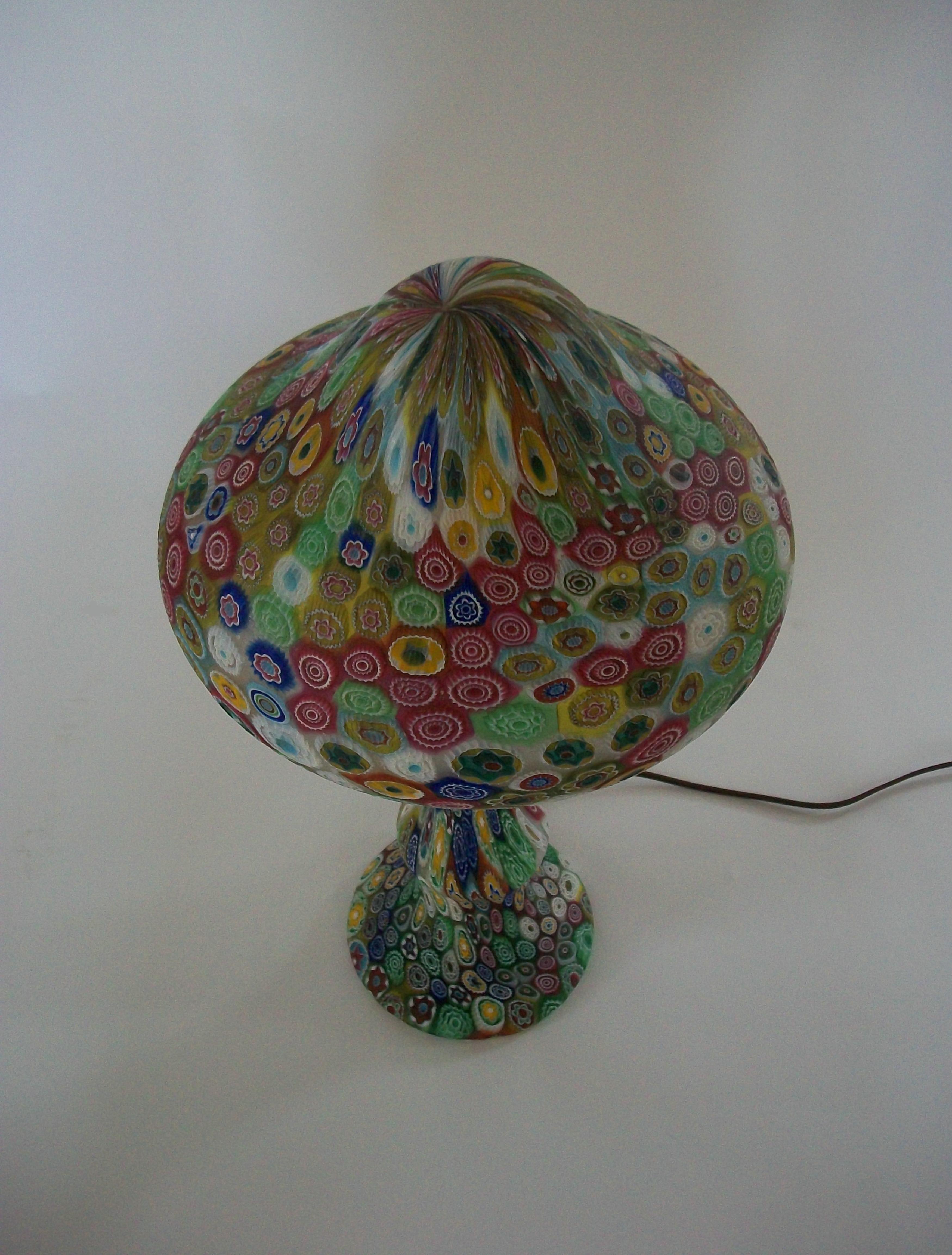 italien FRATELLI TOSO - Lampe de table Millefiori en verre de Murano - Italie - Milieu du XXe siècle en vente