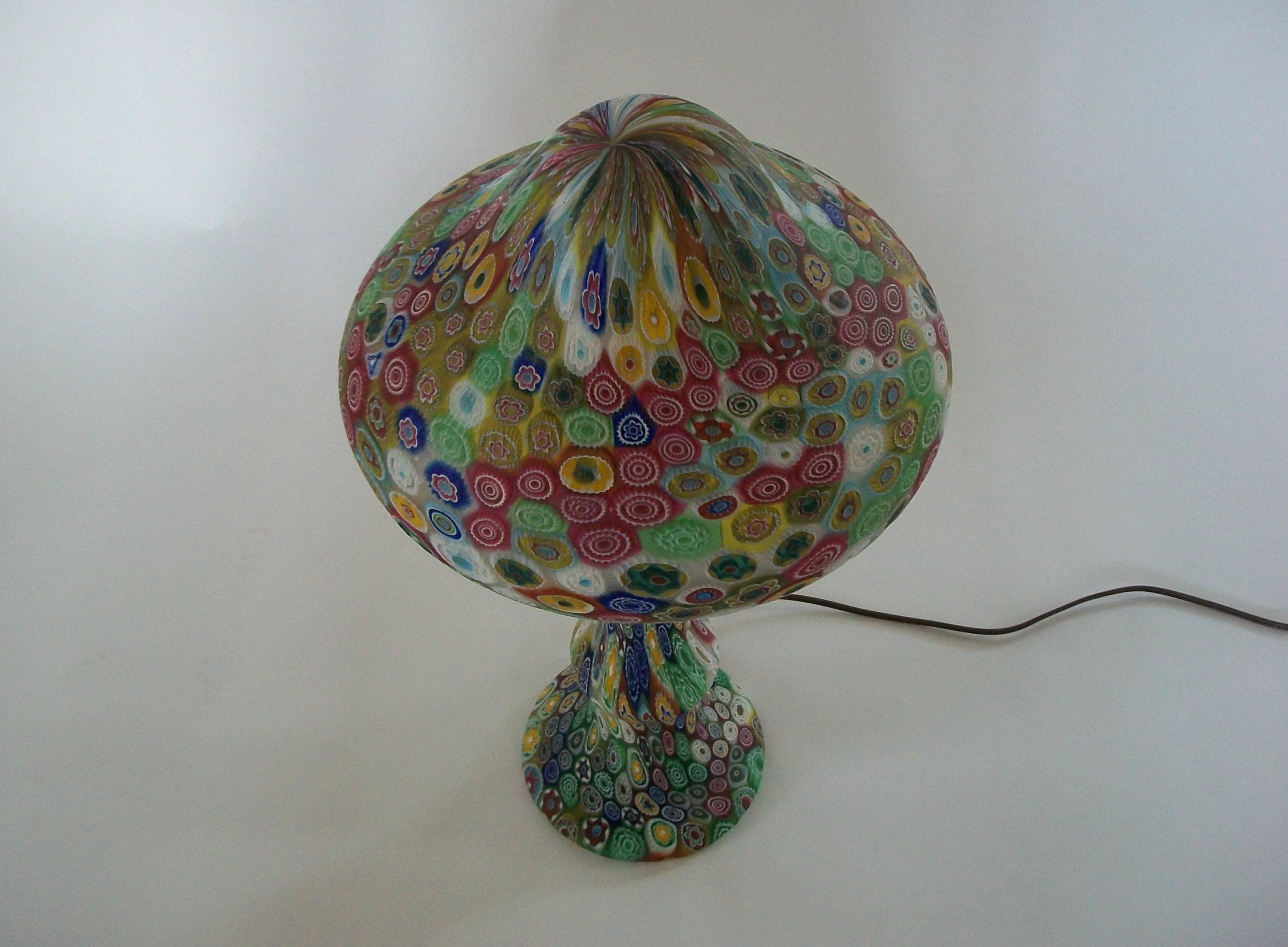 Fait main FRATELLI TOSO - Lampe de table Millefiori en verre de Murano - Italie - Milieu du XXe siècle en vente