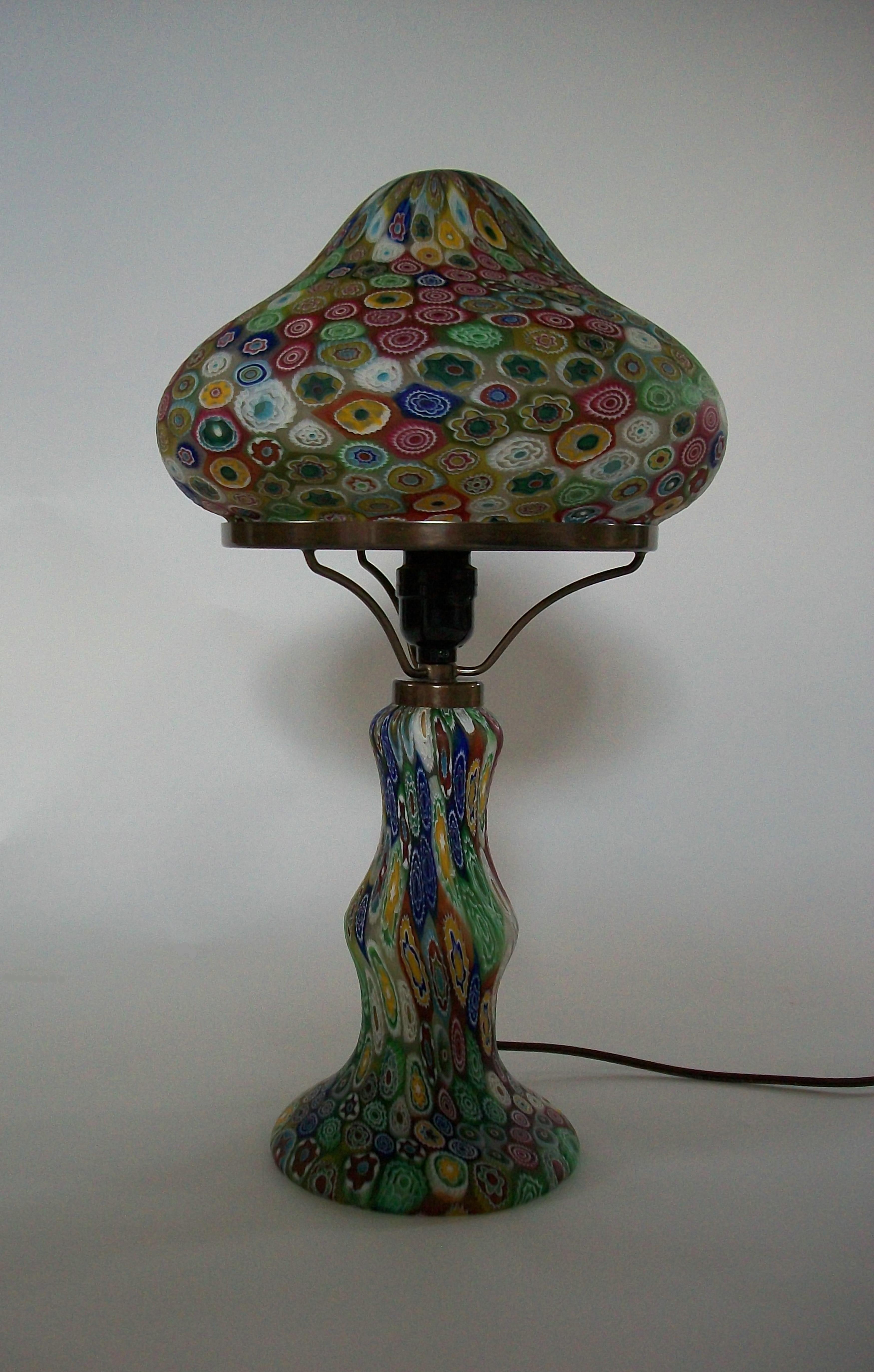 FRATELLI TOSO - Lampe de table Millefiori en verre de Murano - Italie - Milieu du XXe siècle Bon état - En vente à Chatham, ON