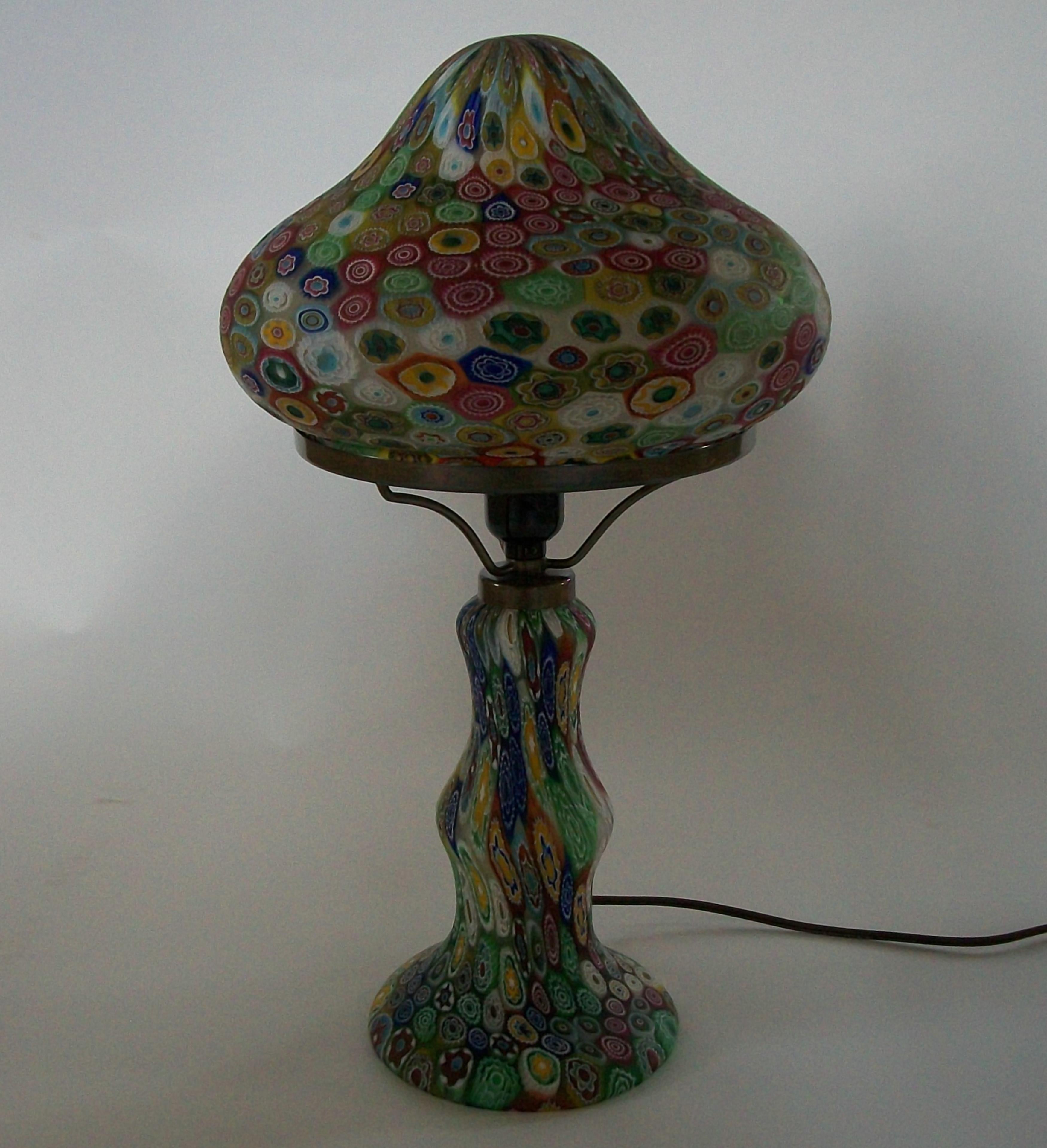 20ième siècle FRATELLI TOSO - Lampe de table Millefiori en verre de Murano - Italie - Milieu du XXe siècle en vente