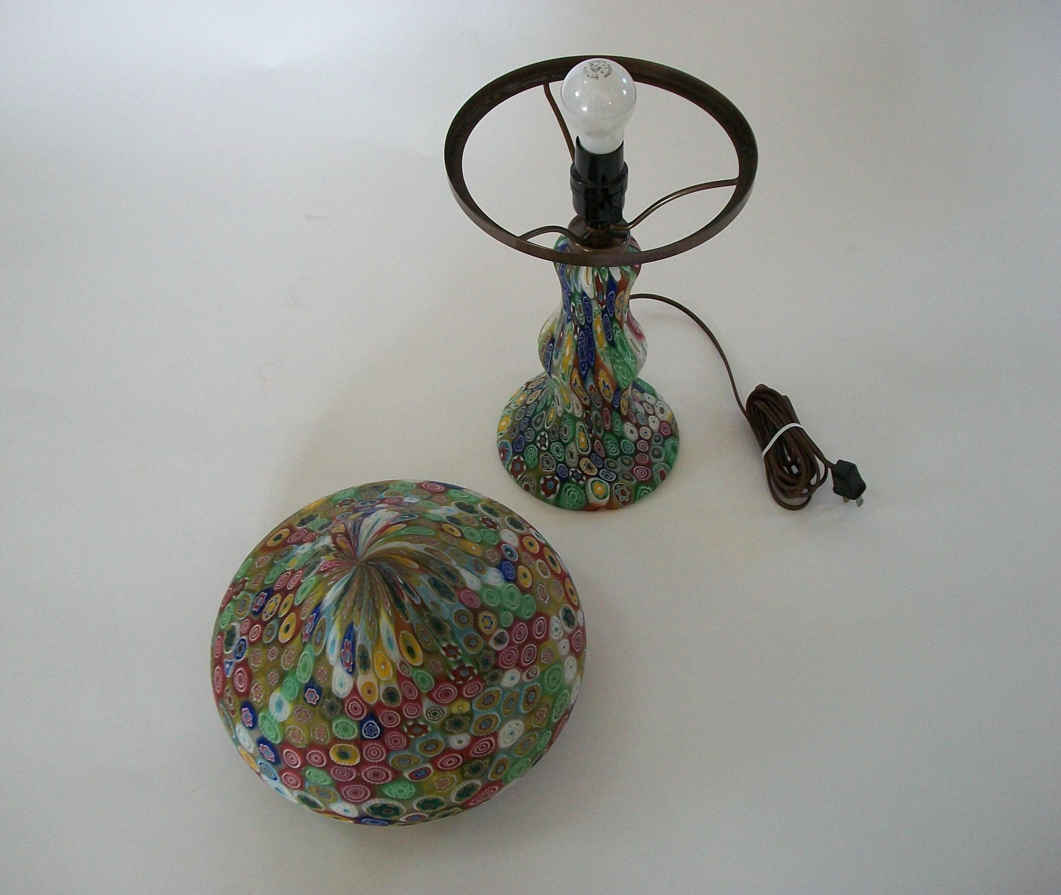 Métal FRATELLI TOSO - Lampe de table Millefiori en verre de Murano - Italie - Milieu du XXe siècle en vente