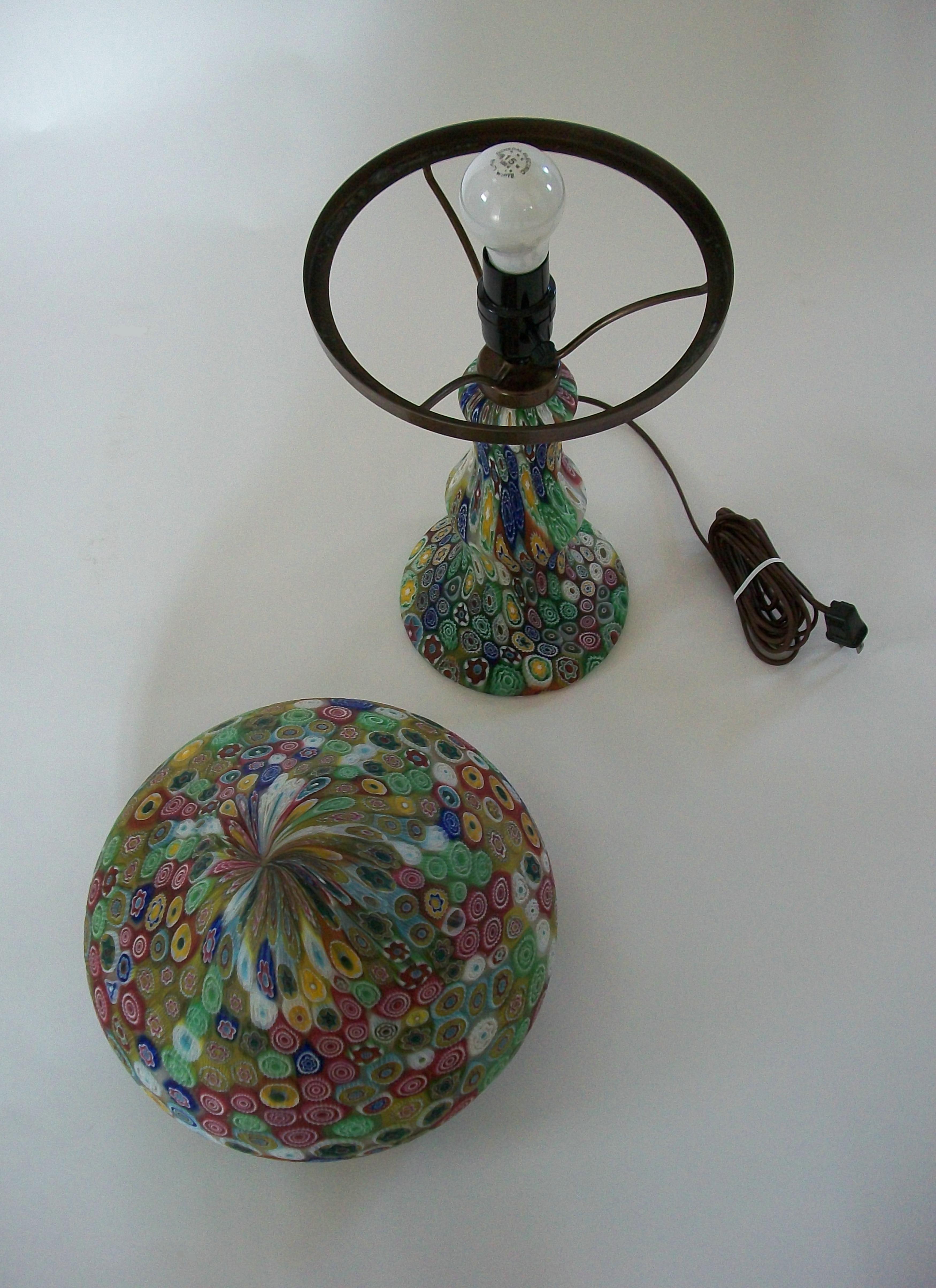 FRATELLI TOSO - Lampe de table Millefiori en verre de Murano - Italie - Milieu du XXe siècle en vente 1