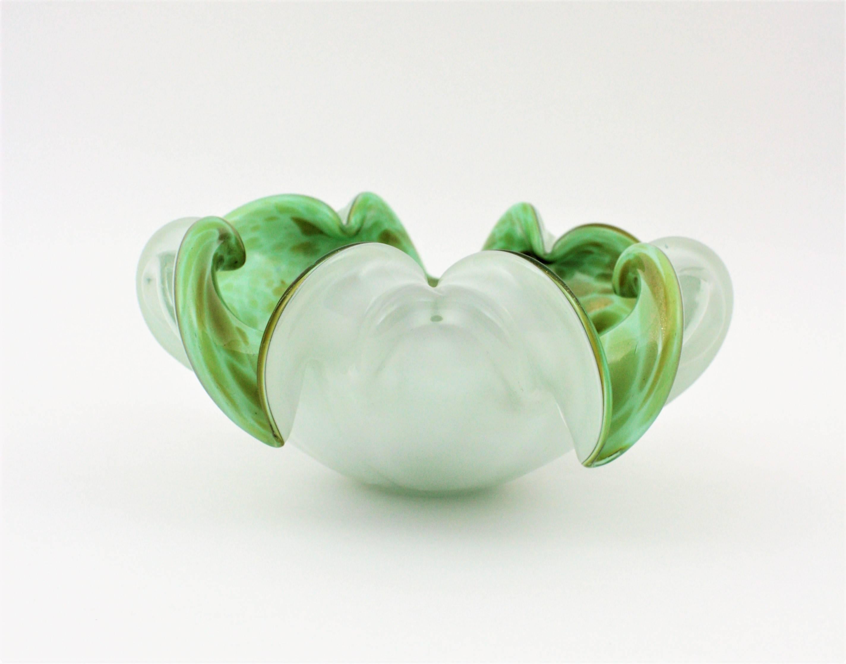 Fratelli Toso Murano Green White Art Glass Bowl with Copper Flecks, 1950s For Sale 3