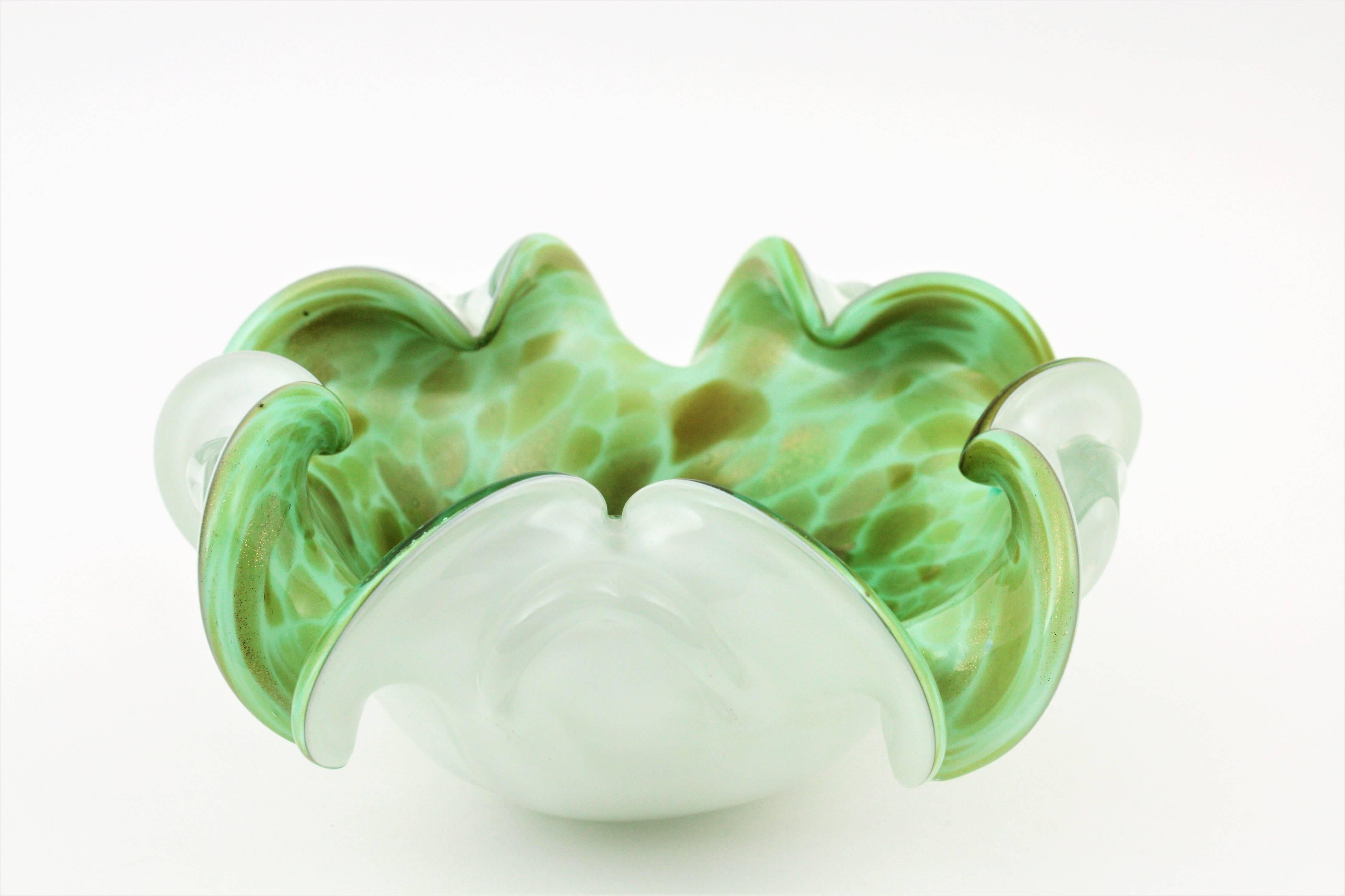 Fratelli Toso Murano Green White Art Glass Bowl with Copper Flecks, 1950s In Good Condition For Sale In Barcelona, ES