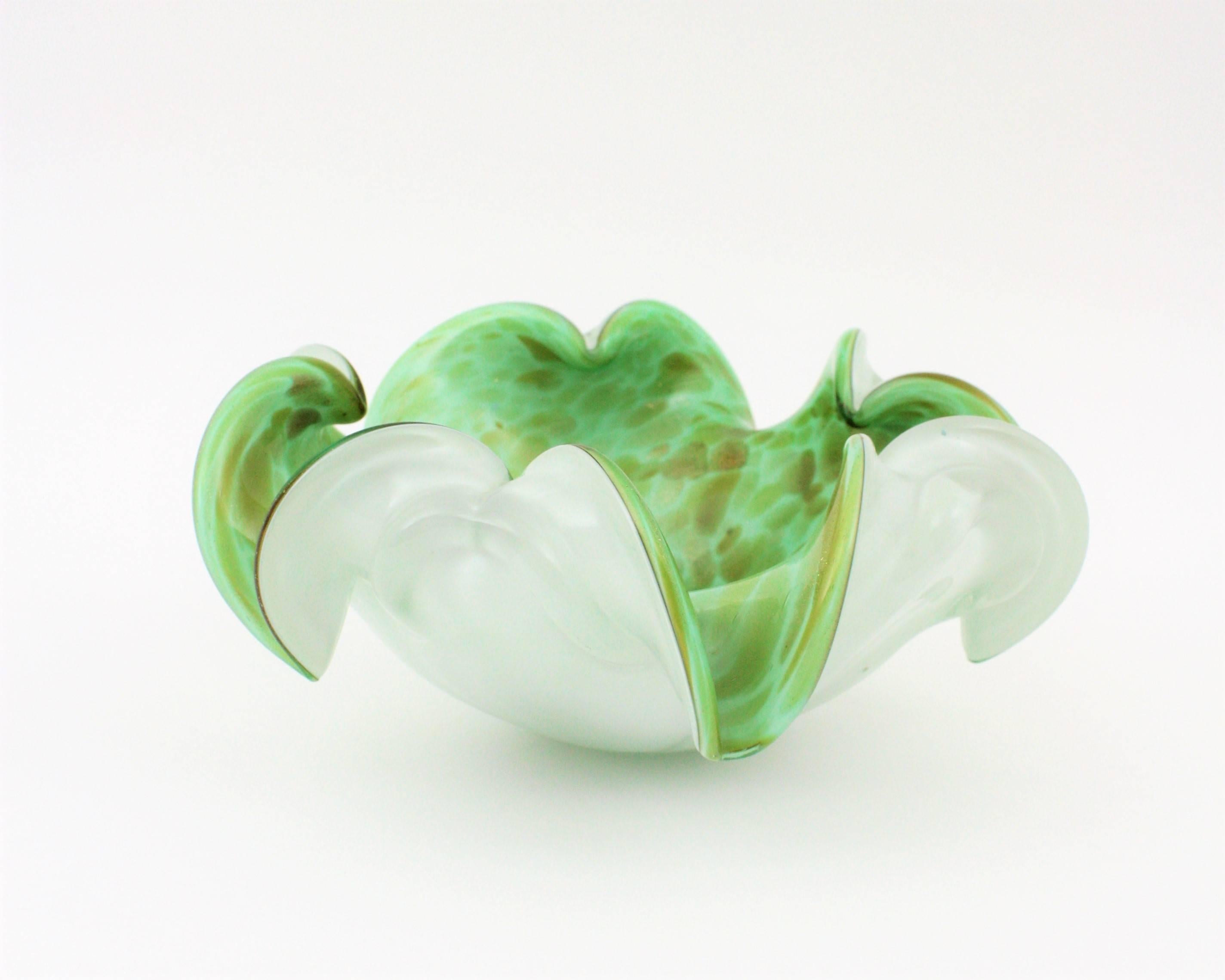 Fratelli Toso Murano Green White Art Glass Bowl with Copper Flecks, 1950s For Sale 1