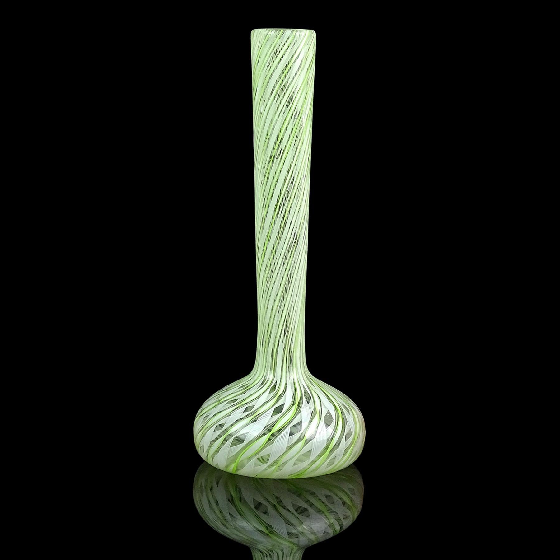 Vintage Murano soufflé à la main vert et blanc rubans verre d'art italien soliflores vase de fleurs. La pièce est documentée à la société Fratelli Toso. Le vase est composé de rubans verts et blancs 