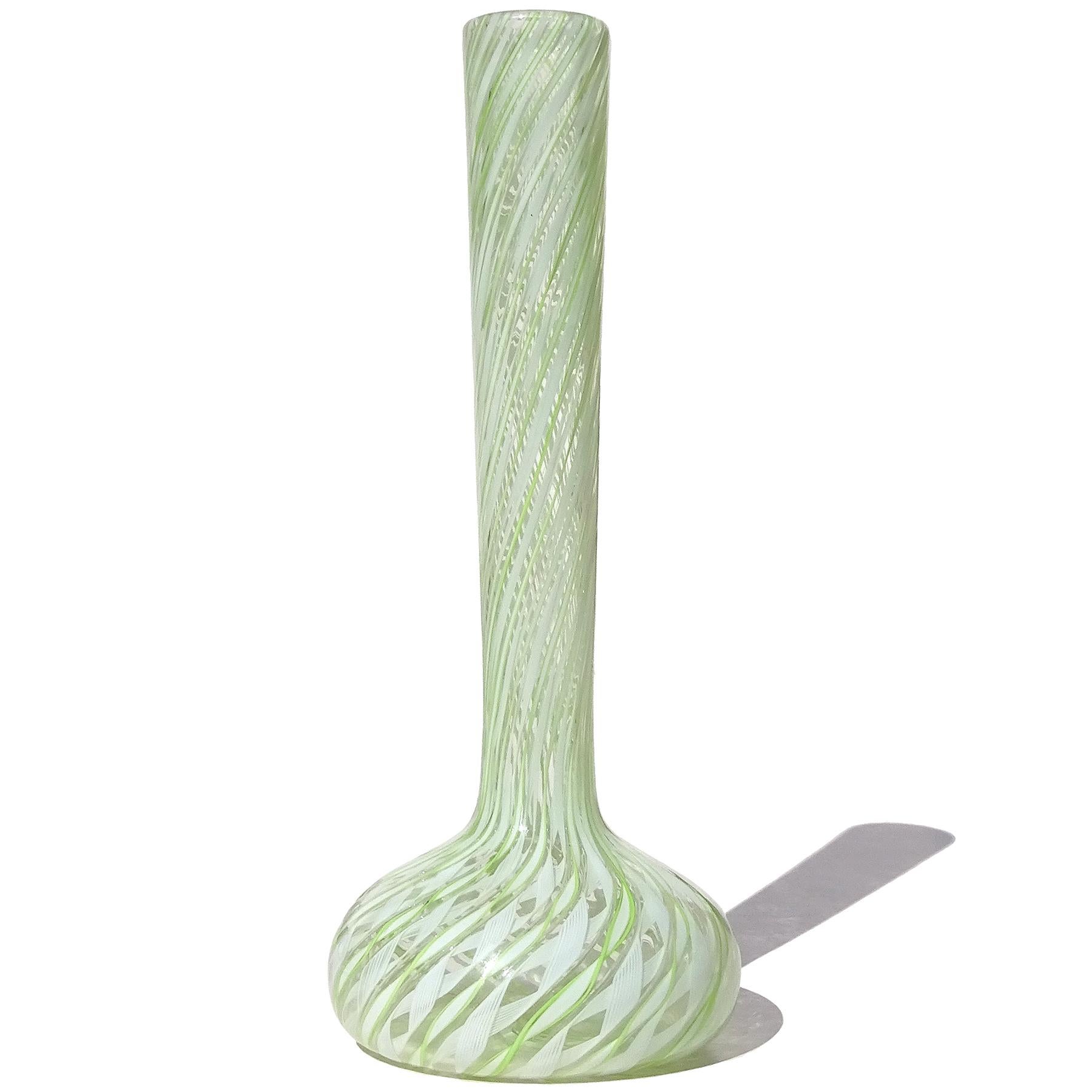 Mid-Century Modern Fratelli Toso Murano Verre d'art italien vert et blanc rubans Vase à fleurs Soliflores en vente