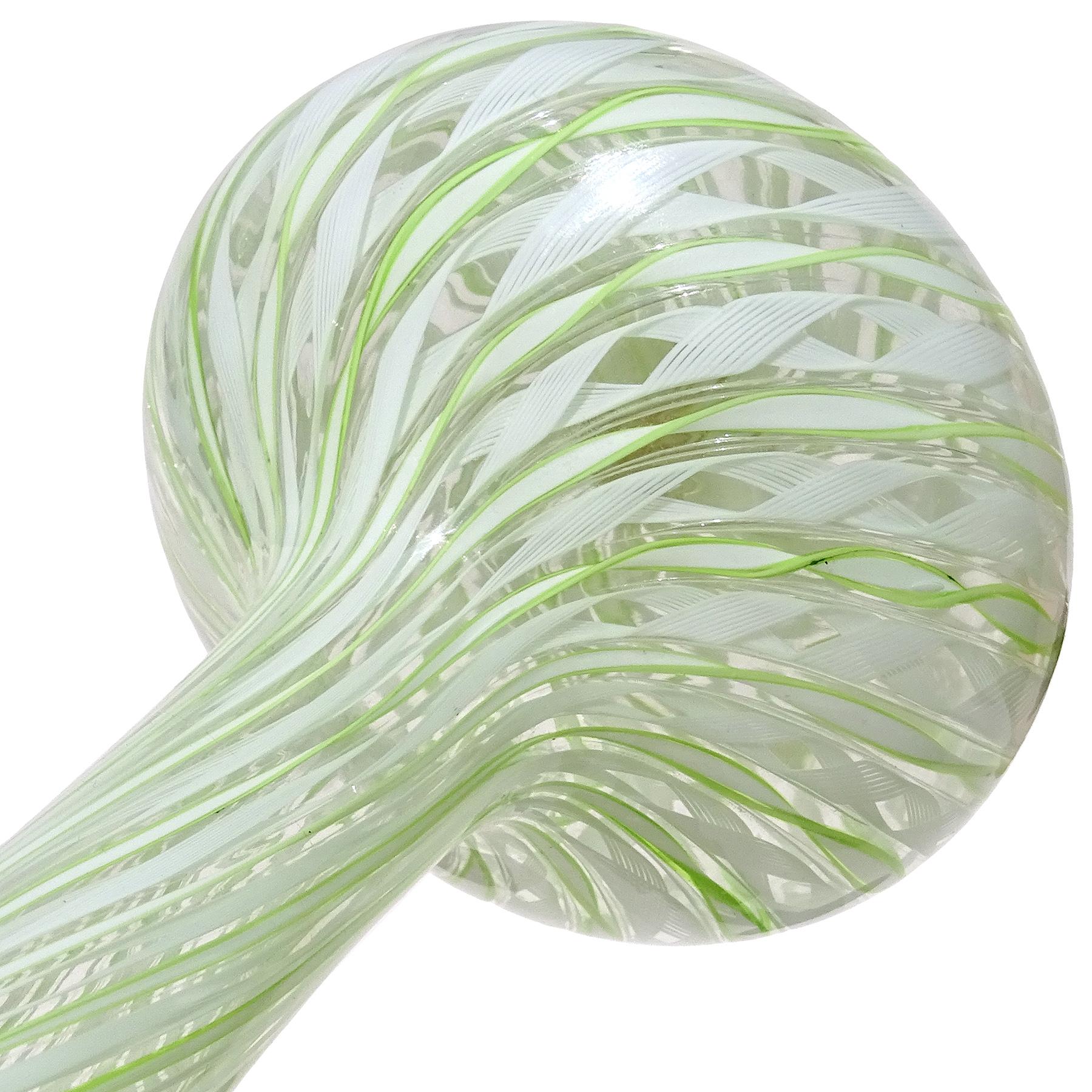 Fait main Fratelli Toso Murano Verre d'art italien vert et blanc rubans Vase à fleurs Soliflores en vente