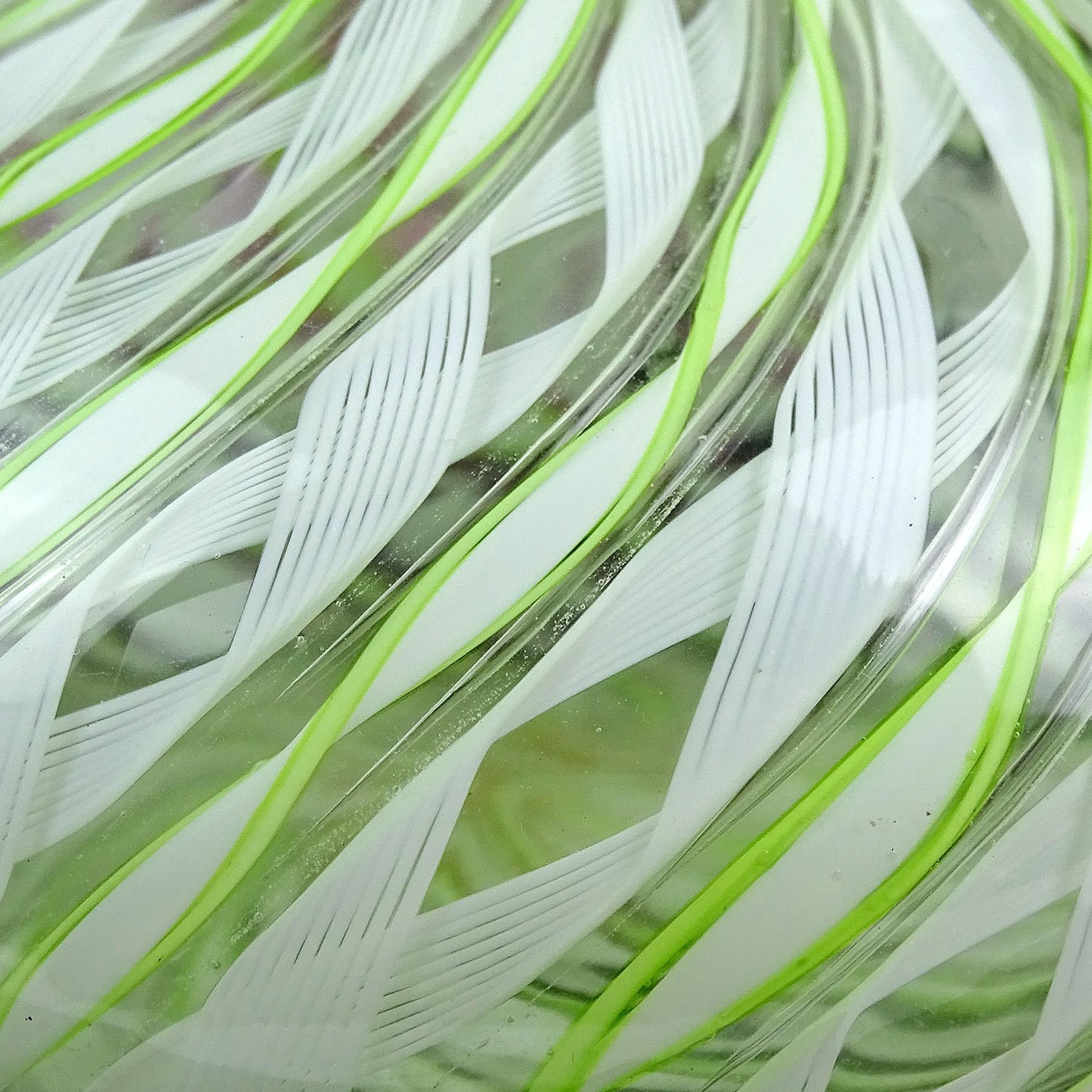 Fratelli Toso Murano Verre d'art italien vert et blanc rubans Vase à fleurs Soliflores Bon état - En vente à Kissimmee, FL