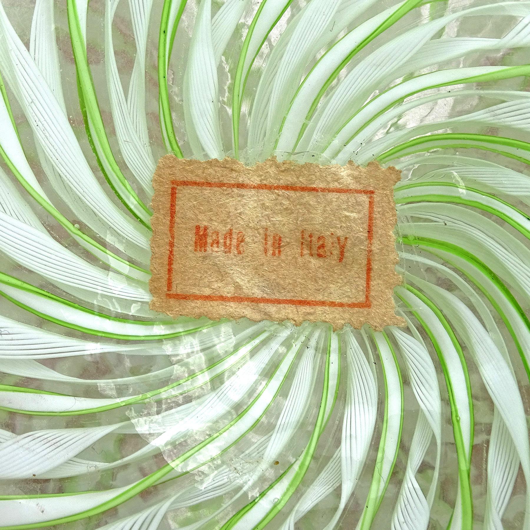 20ième siècle Fratelli Toso Murano Verre d'art italien vert et blanc rubans Vase à fleurs Soliflores en vente
