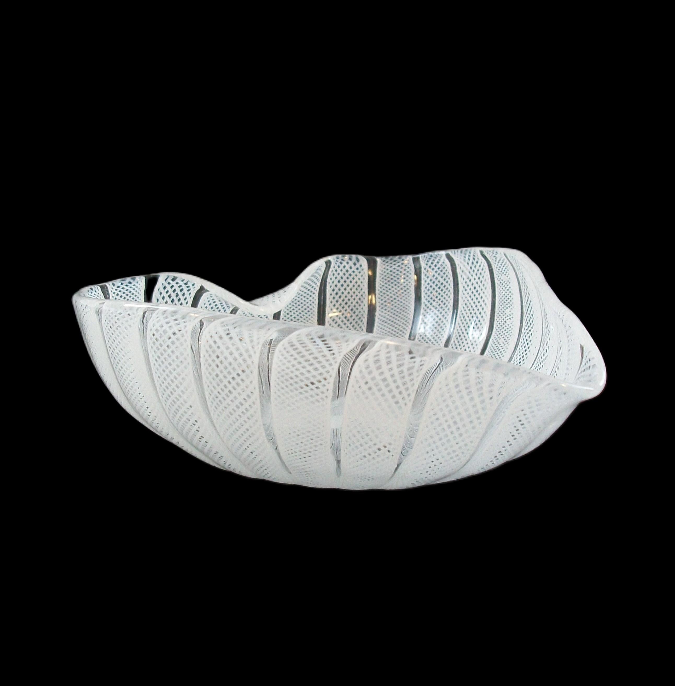 FRATELLI TOSO - Ciotole di Murano a forma di cuore in latticino bianco - Italia - CIRCA ANNI 50 in vendita 2