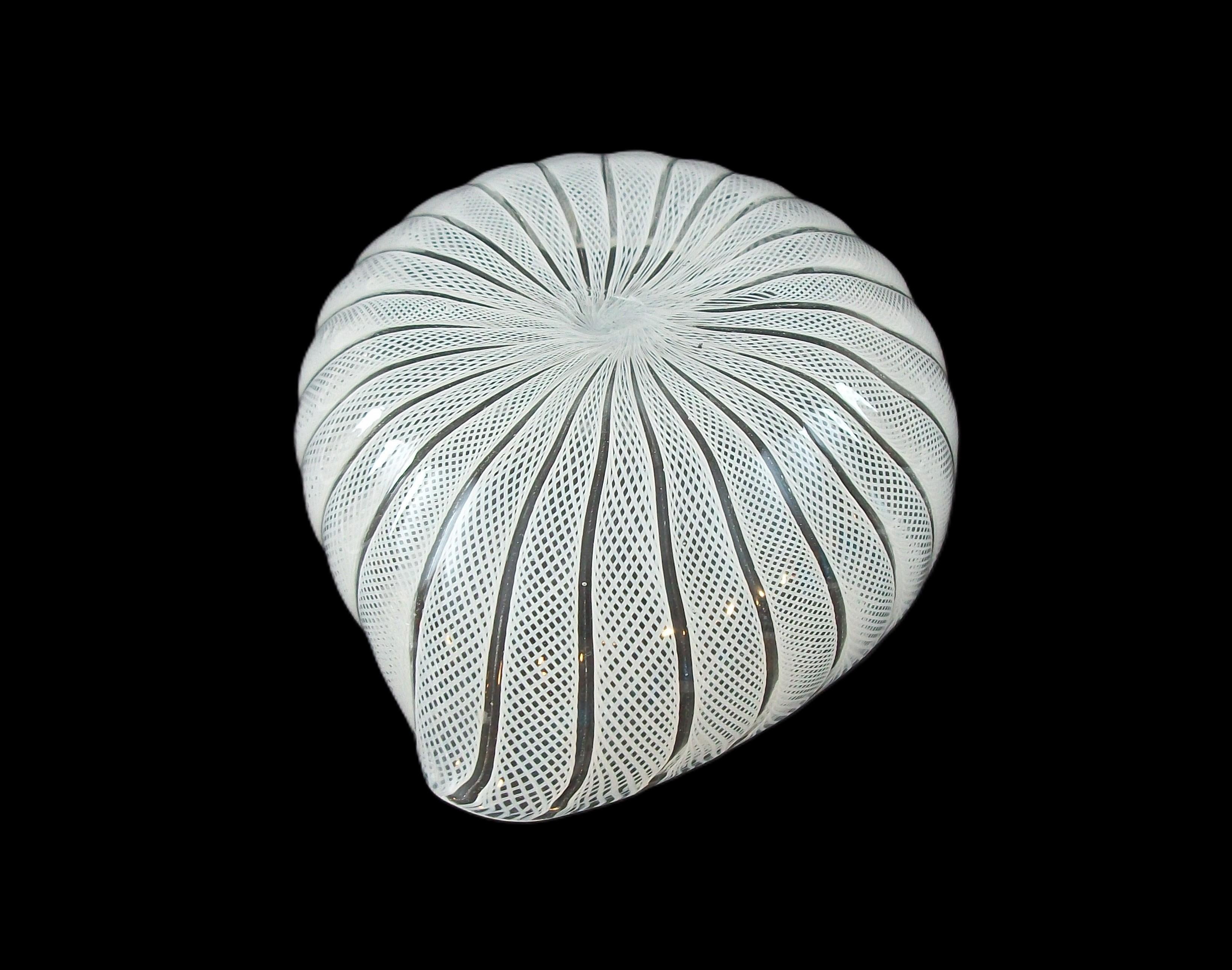 FRATELLI TOSO - Ciotole di Murano a forma di cuore in latticino bianco - Italia - CIRCA ANNI 50 in vendita 3